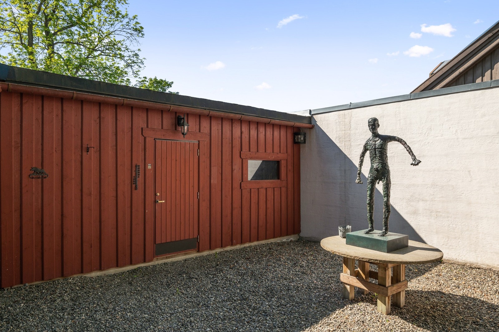 Romslig bod for oppbevaring i bakgård. Galleribilde