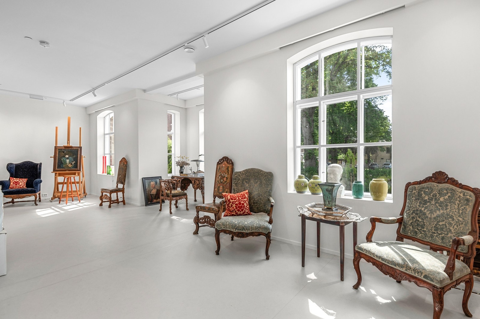 Dette flotte rommet i første etasje er benyttet som atelier. Her er det direkte utgang til den flotte hagen. Galleribilde