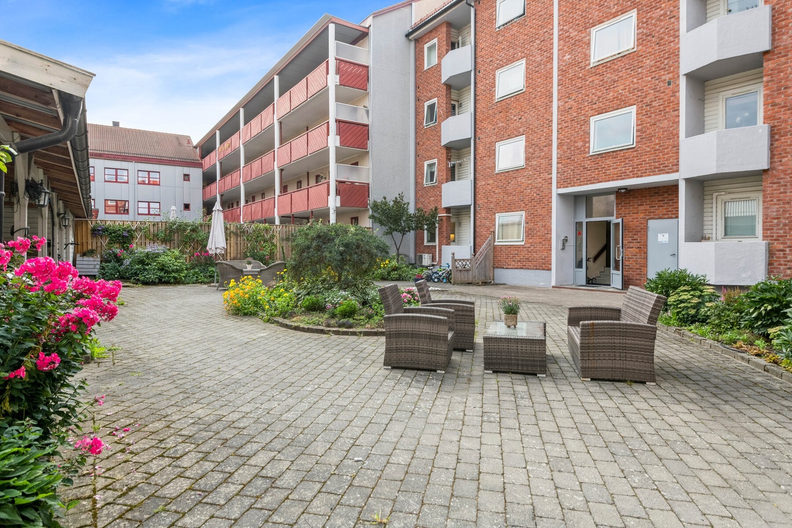 I bakgården til leiligheten har man en flott og trivelig uteplass som kan brukes av alle i borettslaget. Her har man i tillegg mulighet for å parkere sykkelen sin under tak. Galleribilde