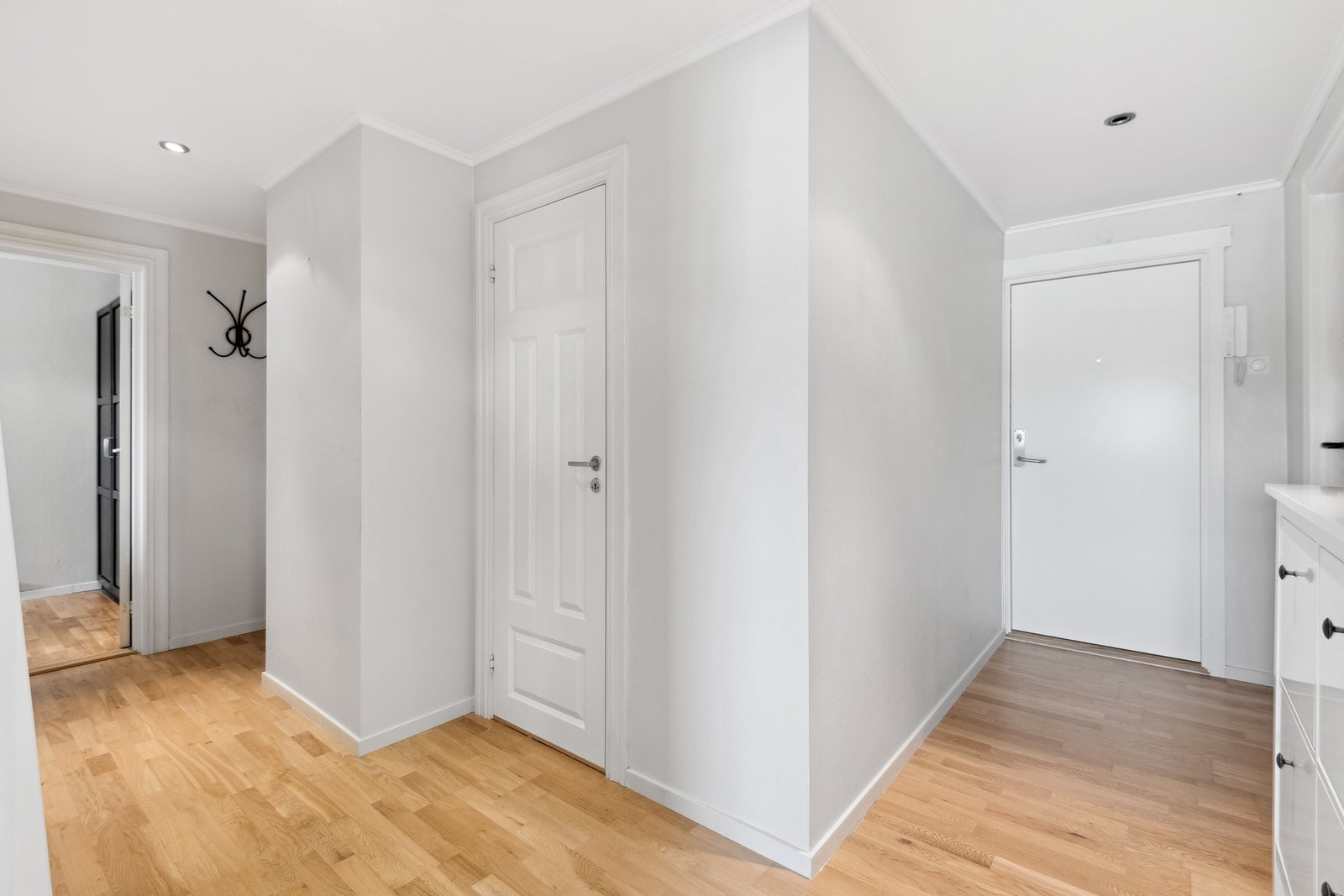 Lys og trivelig gang med downlights i taket. Galleribilde