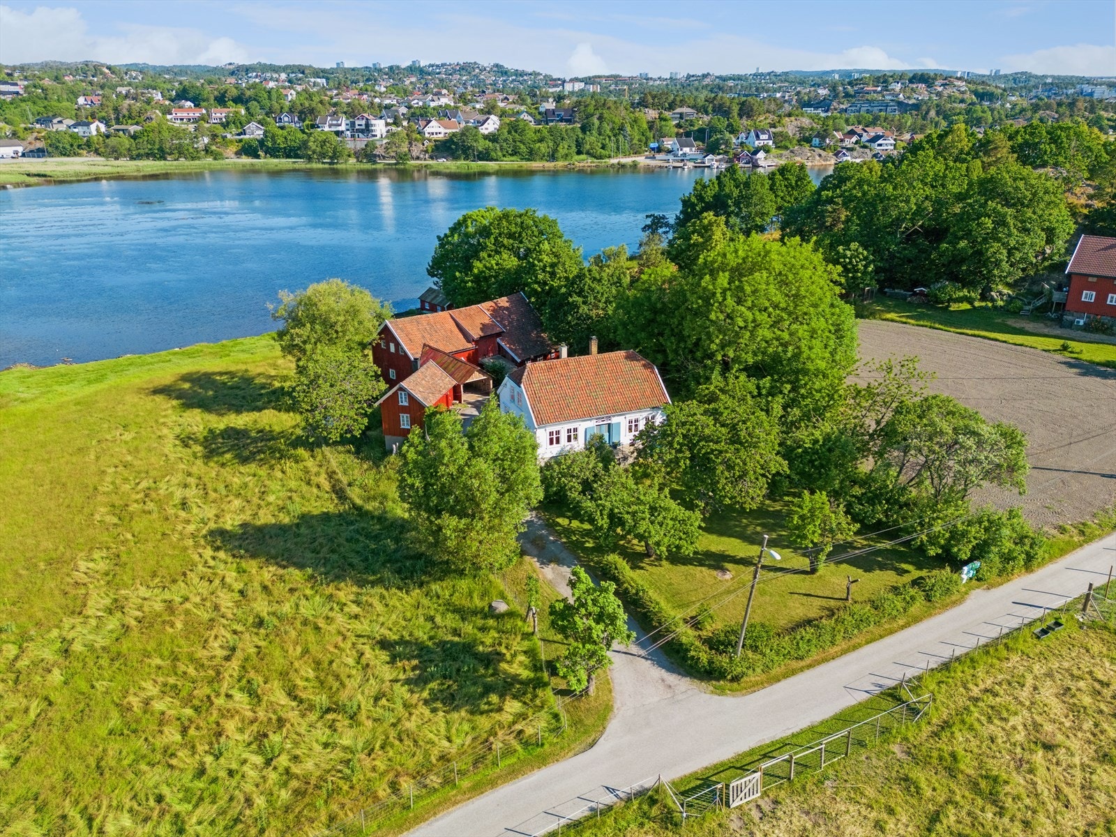 Eiendommen bestående av blant annet av hovedhus, anneks, garasje, låve og sjøbod Galleribilde