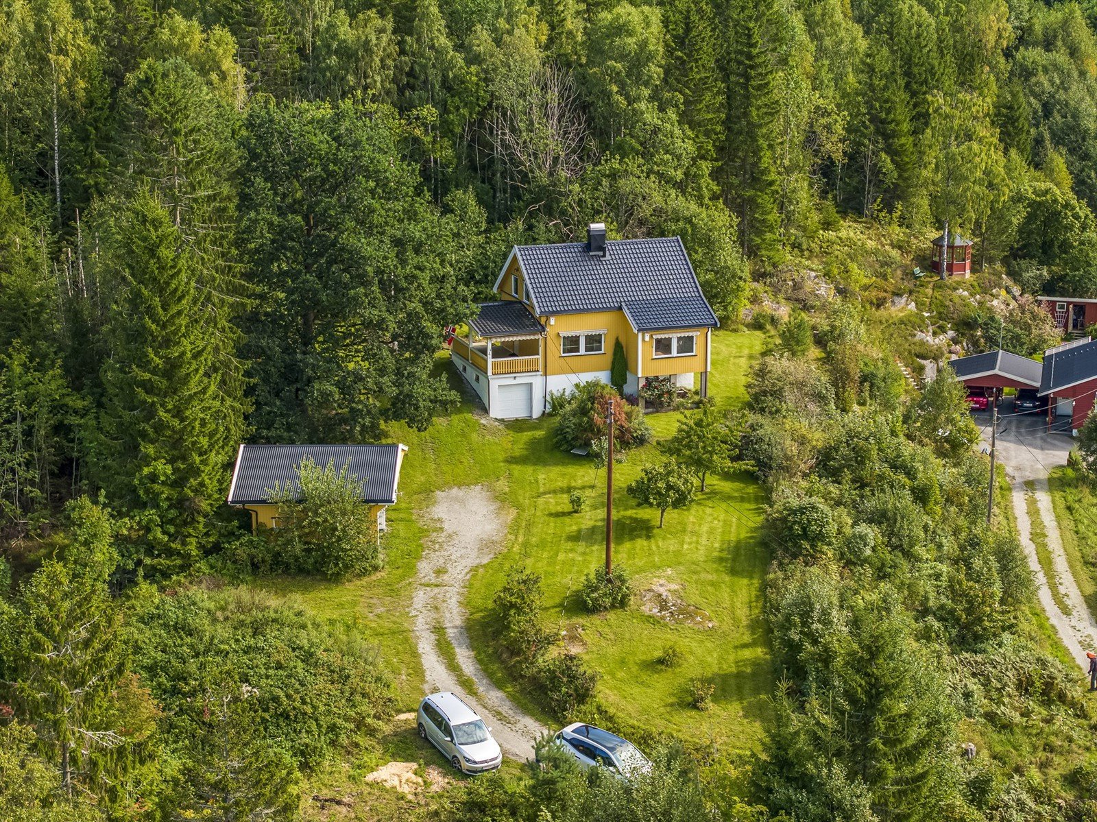 Enebolig med rolig og skjermet beliggenhet med flott utsikt | Stor og solrik hage | Kort vei til sentrum | D.garasje |