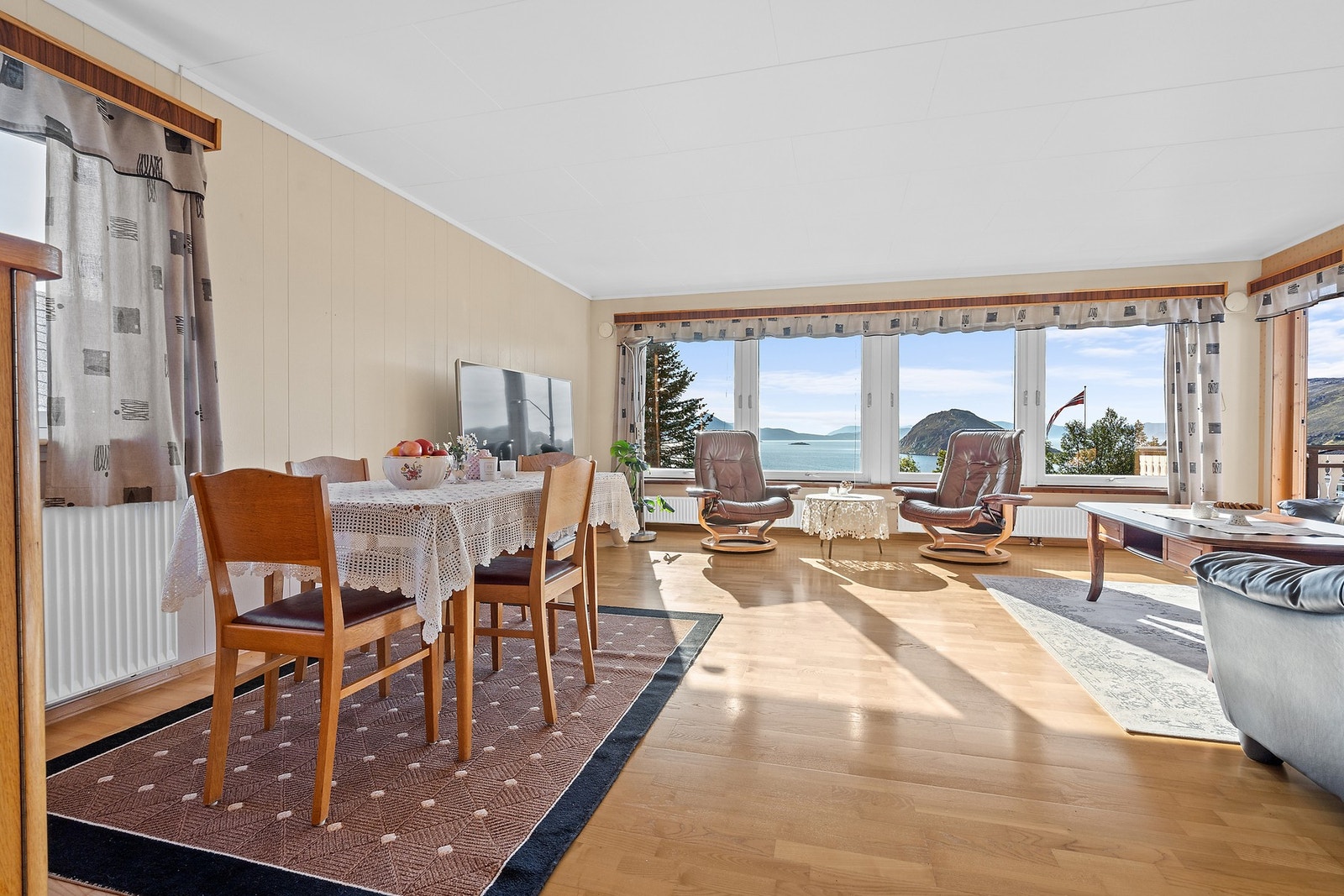 Stuen med god plass til spisebord Galleribilde