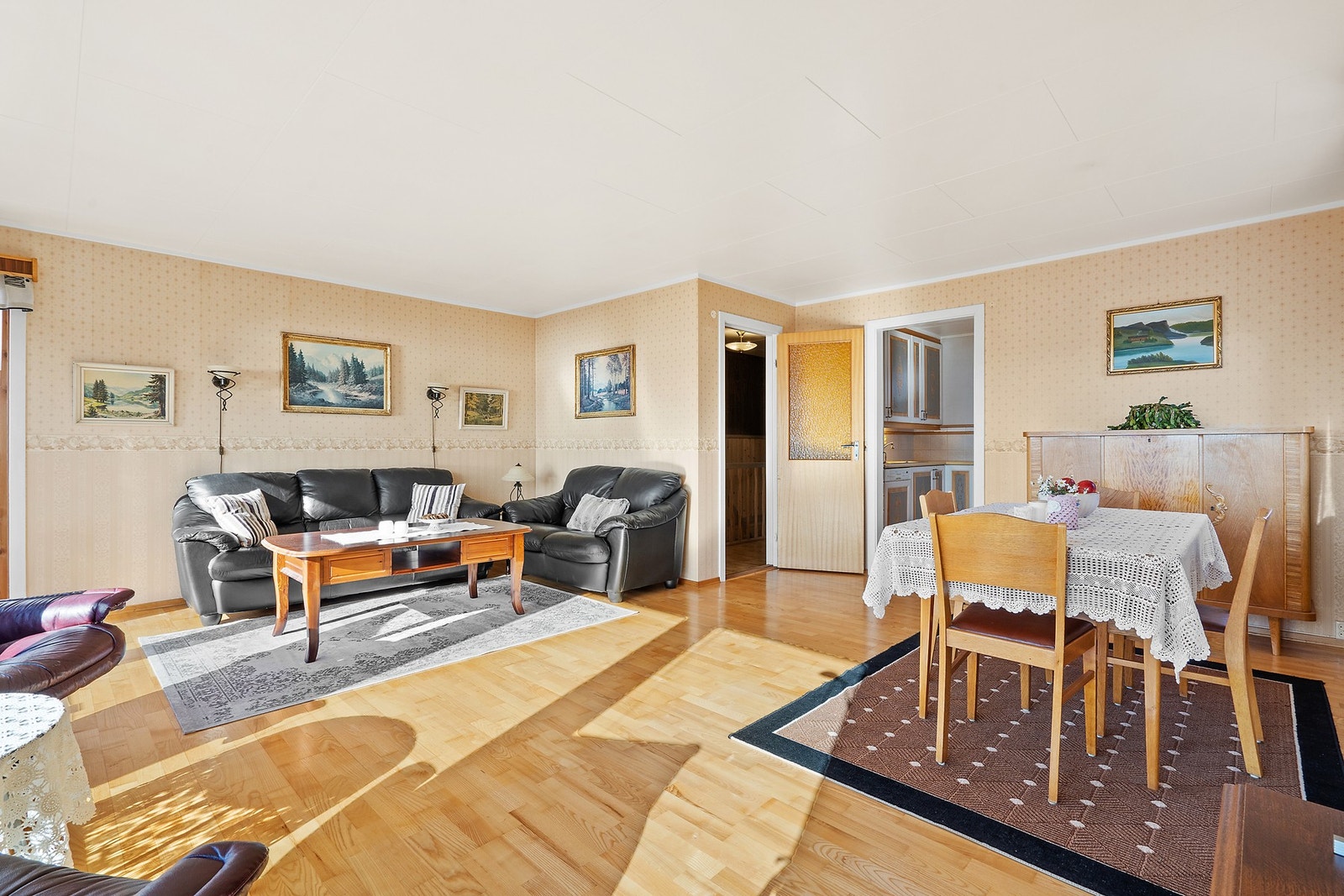 Stuen med god plass til spisebord Galleribilde