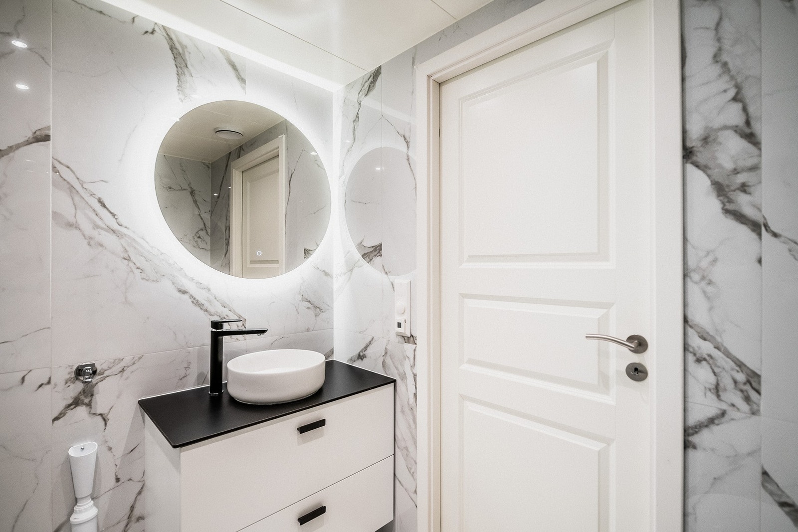 Lekkert baderom med marmorerte fliser. Galleribilde