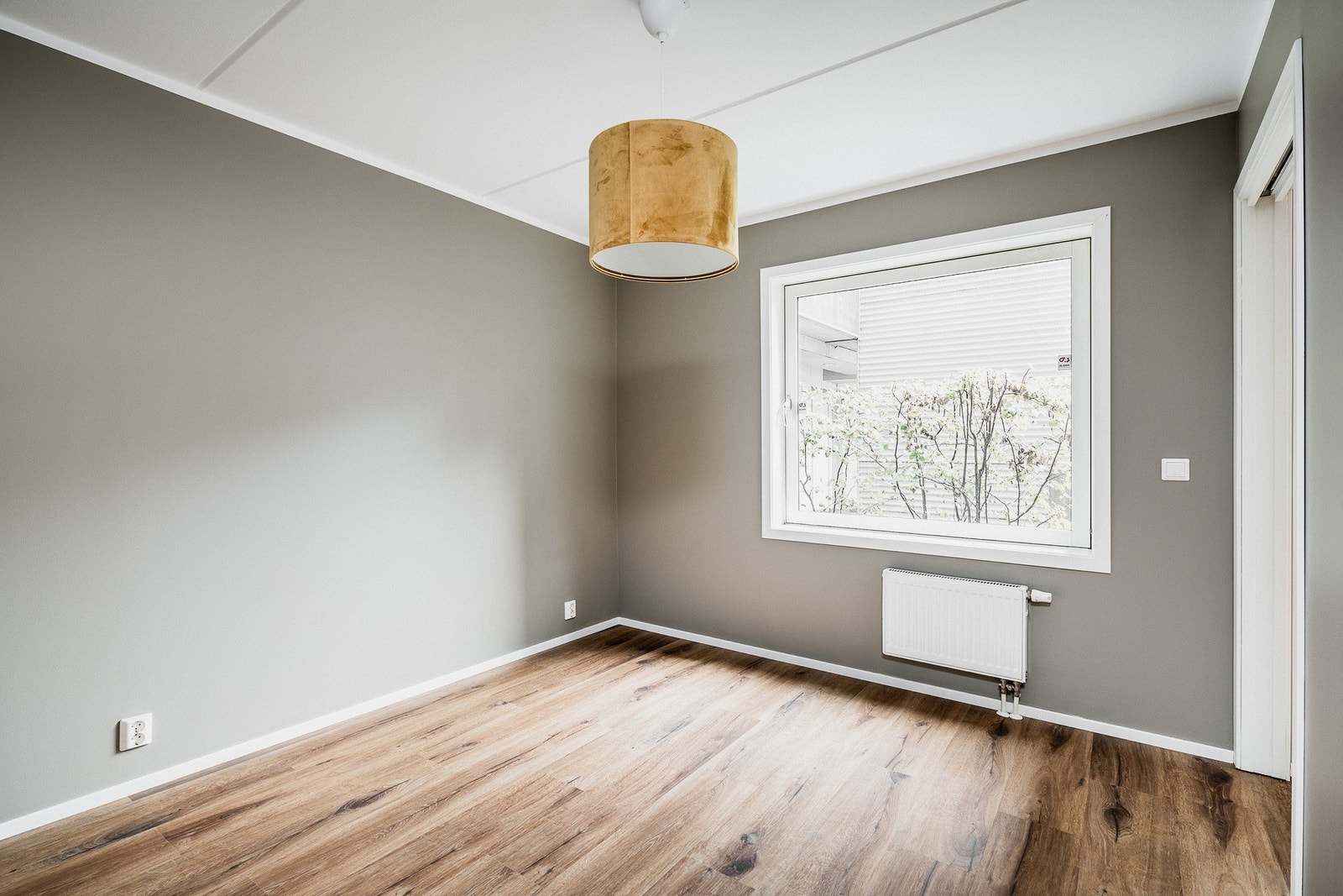 Lyst og luftig rom med god plass til dobbeltseng. Galleribilde