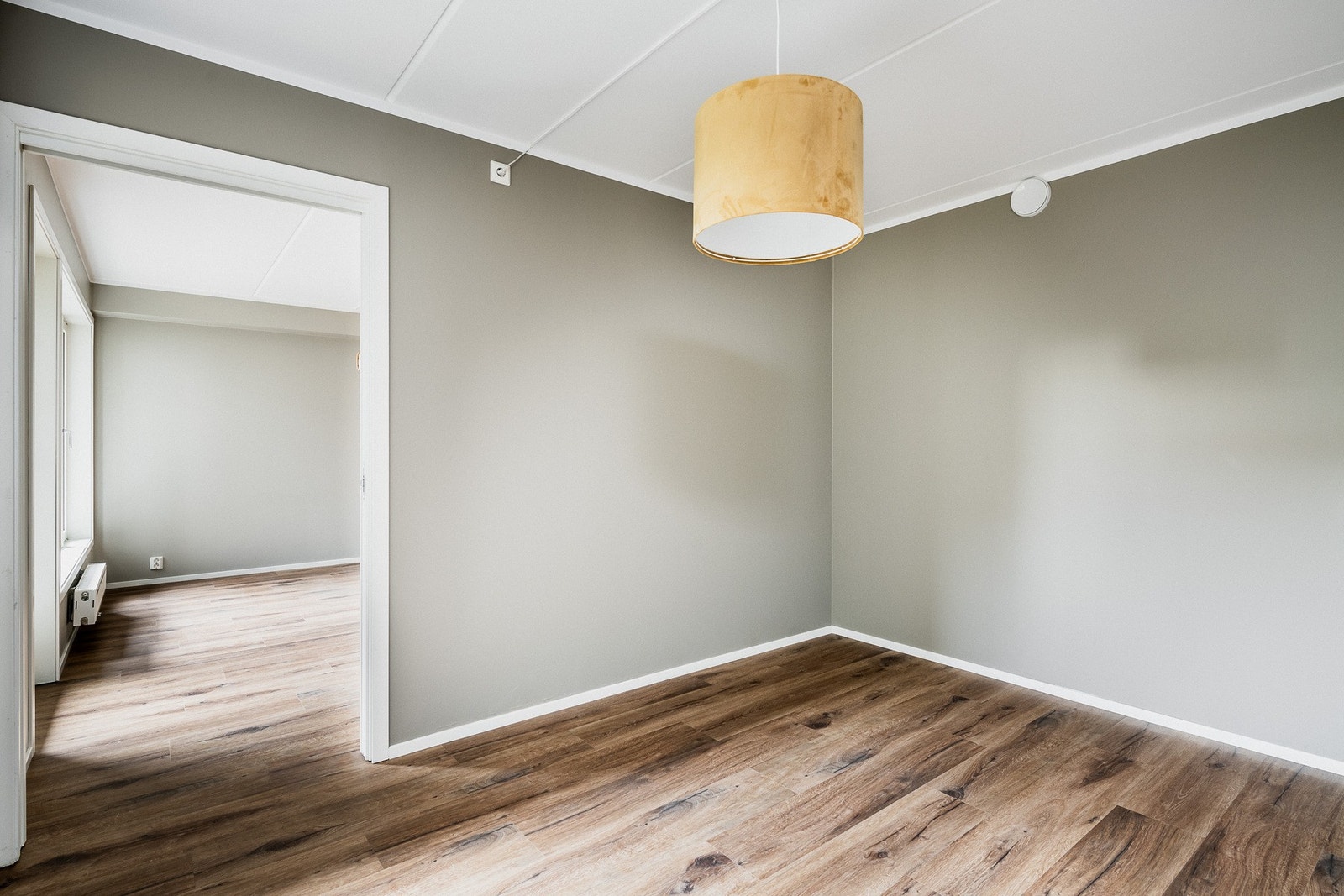 Hyggelig soverom med adkomst fra stuen/kjøkkenet. Galleribilde