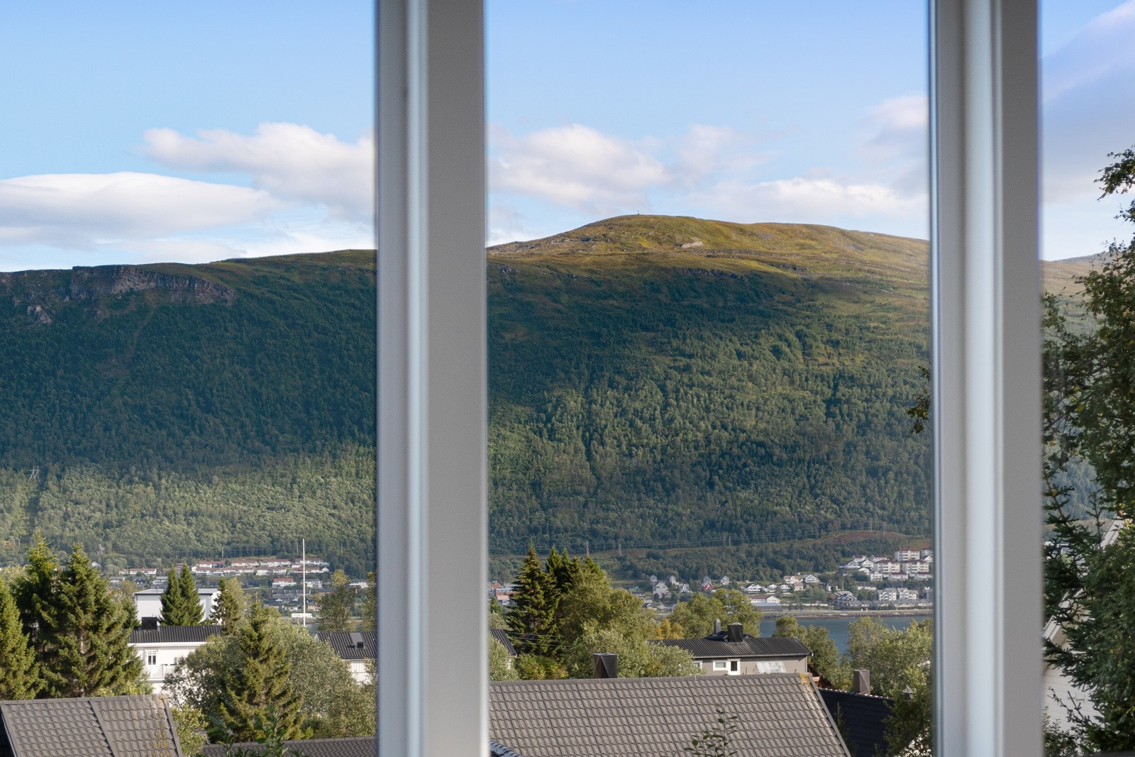 Utsikt fra leilighet 1 sin stue, her mot Fløya.