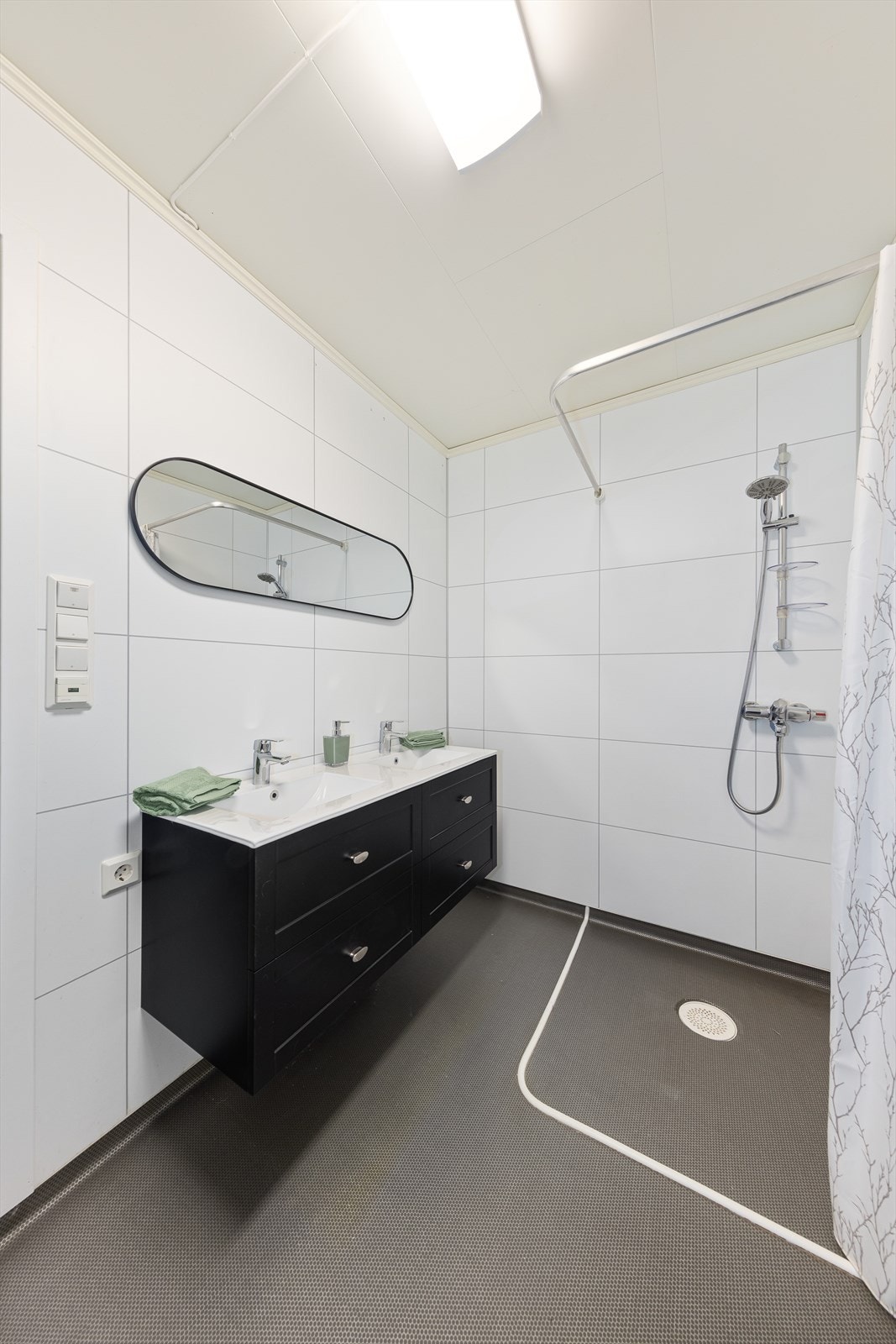 Bad i underetasje fra ca. 2012, med innredning med håndvask, dusjnisje og wc Galleribilde