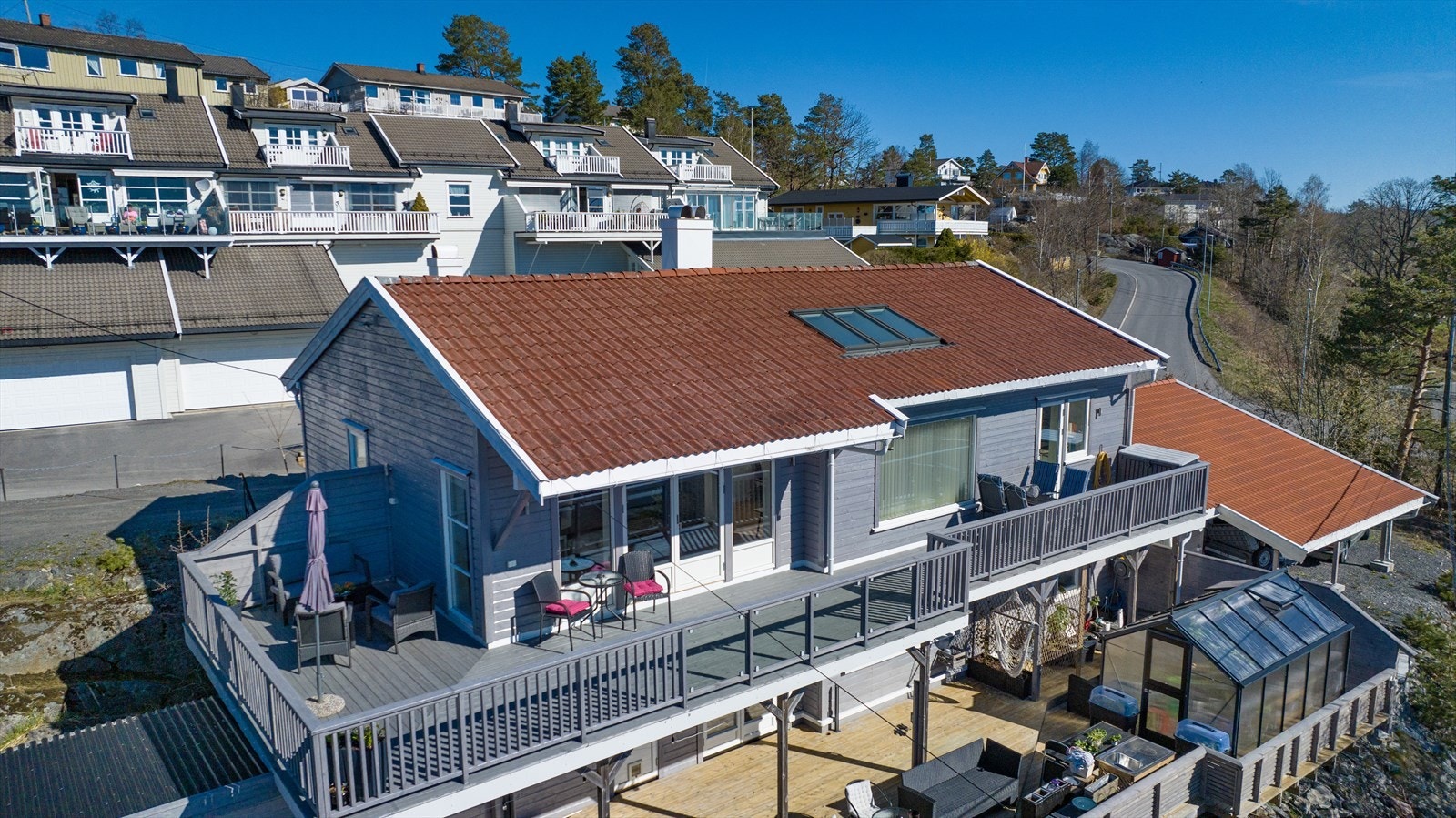 Del av tomannsbolig, hvor denne delen går over hele hovedetasjen og del av underetasje med dobbel garasje og carport. Galleribilde