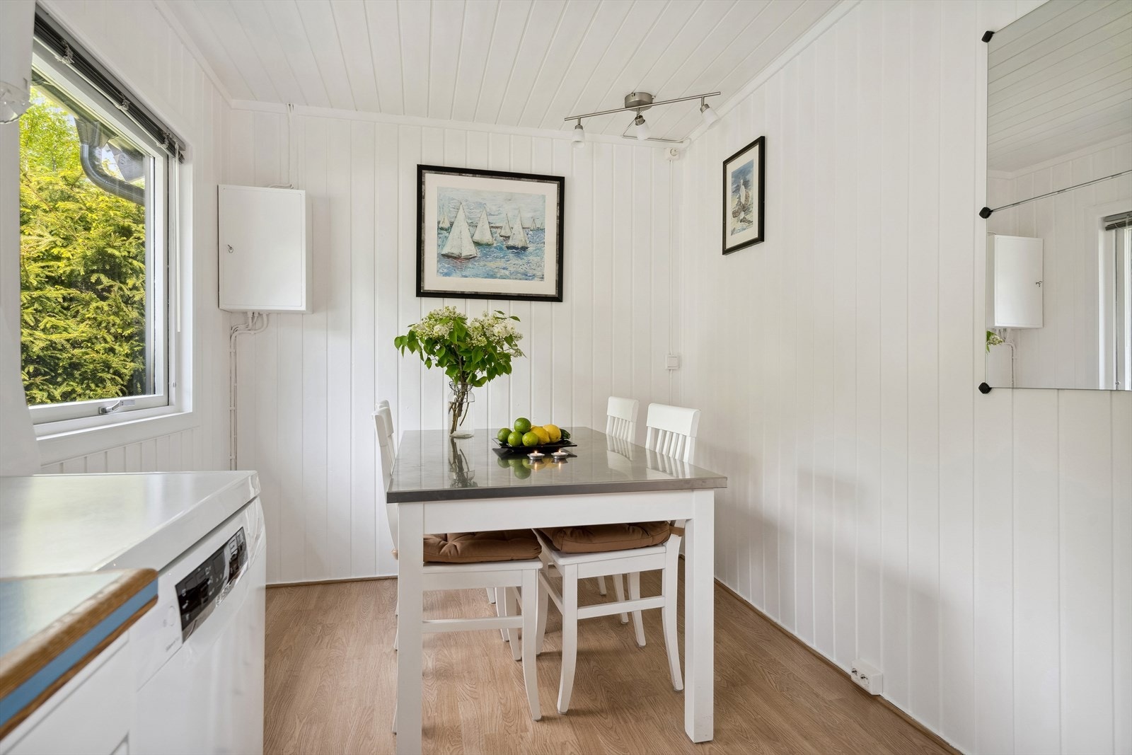 Koselig spiseplass på kjøkken. På opprinnelige byggtegninger var dette området tegnet inn som et soverom Galleribilde