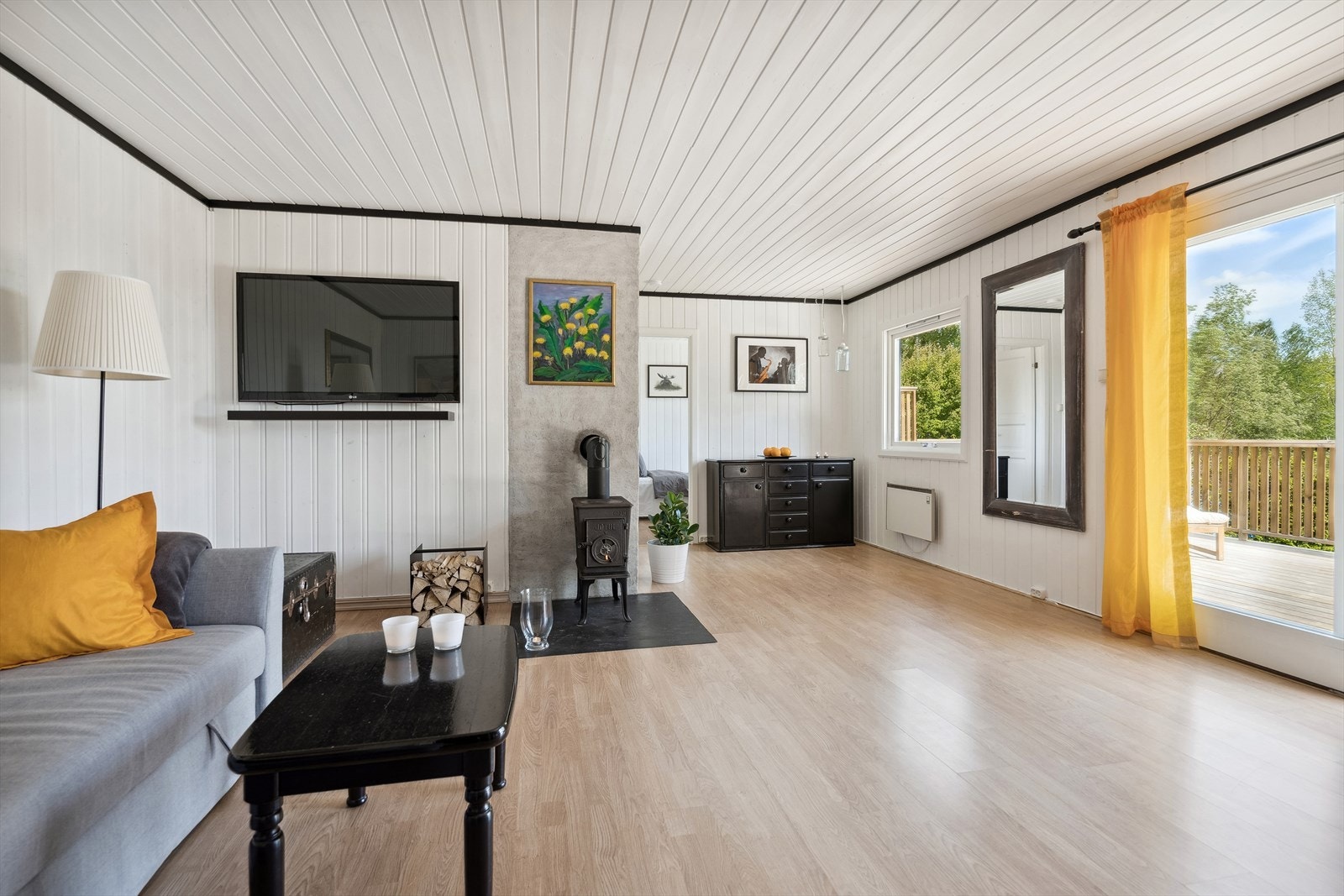 Stuen har også vedovn Galleribilde