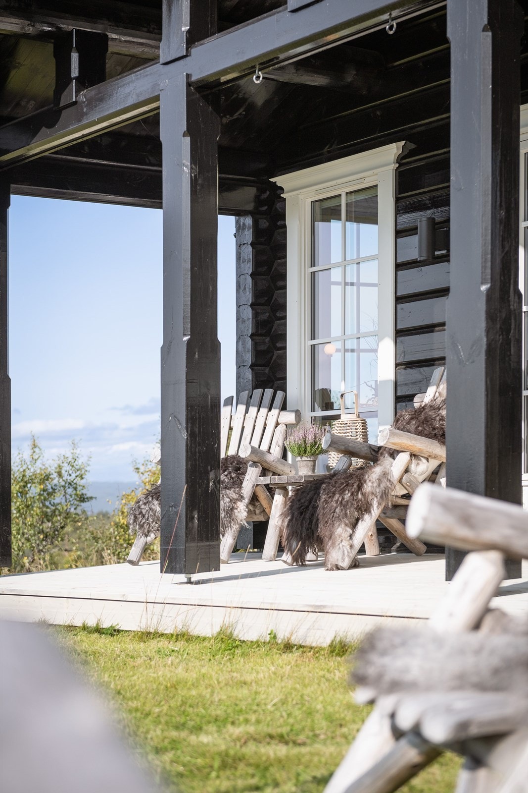 Fra stuen har du tofløyet terrassedør ut til en flott og solrik terrasse på ca. 13m². Galleribilde