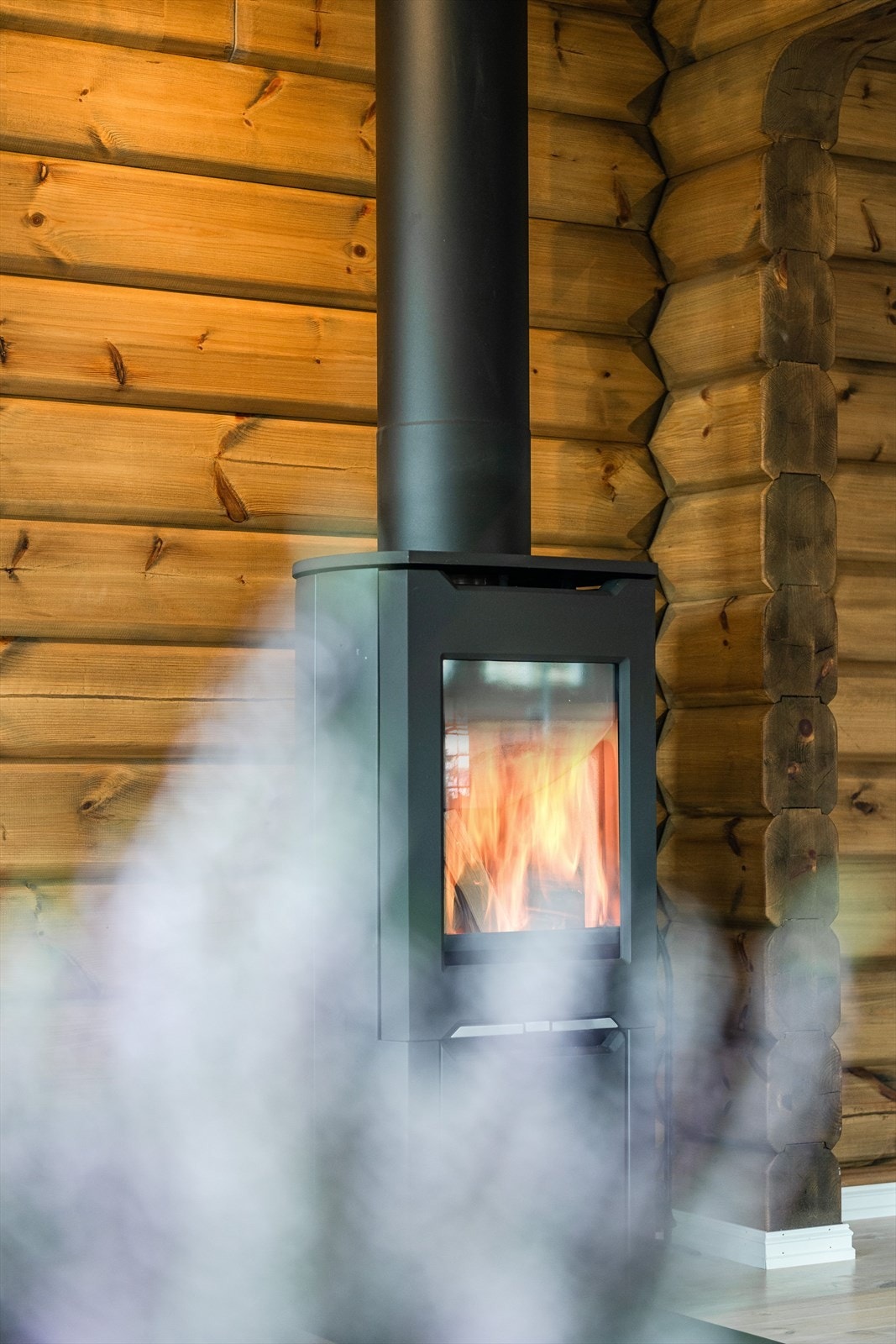 Som et fint midtpunkt i stuen har du en moderne vedovn som både gir god varme og bidrar til ekstra hygge på kalde høst- og vinterdager. Galleribilde
