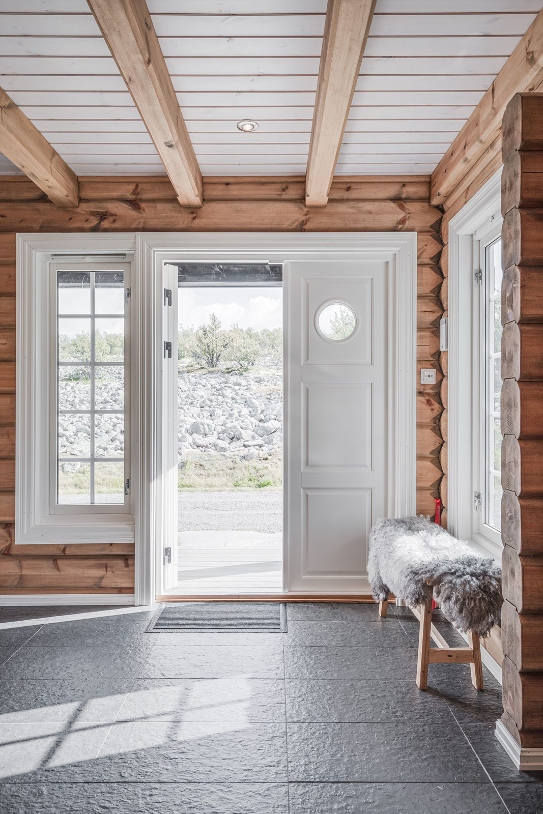 Du ønskes velkommen inn via en flott tofløyet ytterdør. Når du entrer hytta får du umiddelbart et positivt inntrykk av den lekre hytta med sin gjennomgående høye standard fra 2016. Galleribilde
