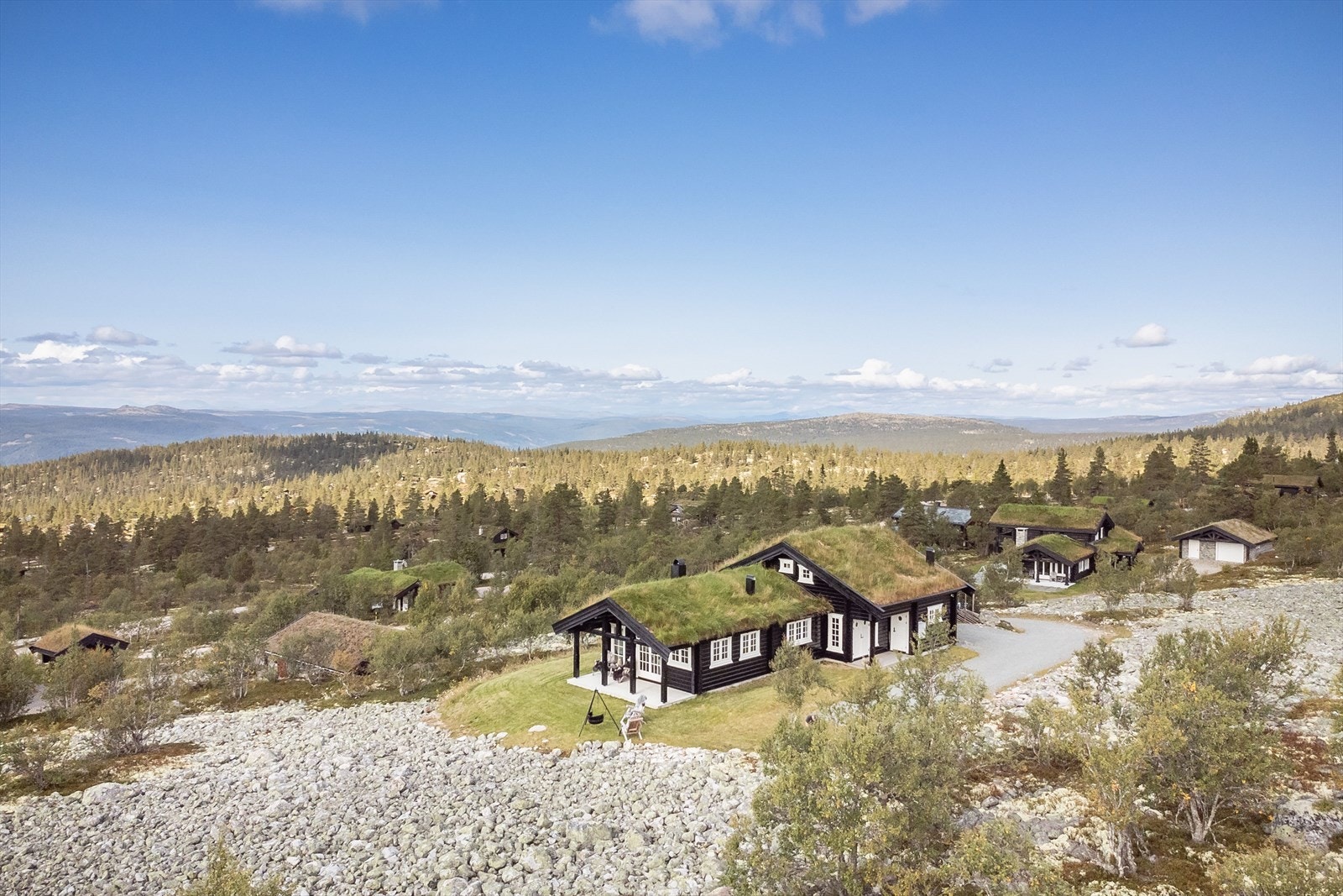 Renåfjellet er en familievennlig hyttedestinasjon med tilgang til et nytt og moderne alpinanlegg og over 70 km ferdig preparerte skiløyper. Fantastiske skiforhold, jakt-og fiskemuligheter, samt nydelige fjellturer, bærplukking og sykkelturer om sommeren. Galleribilde