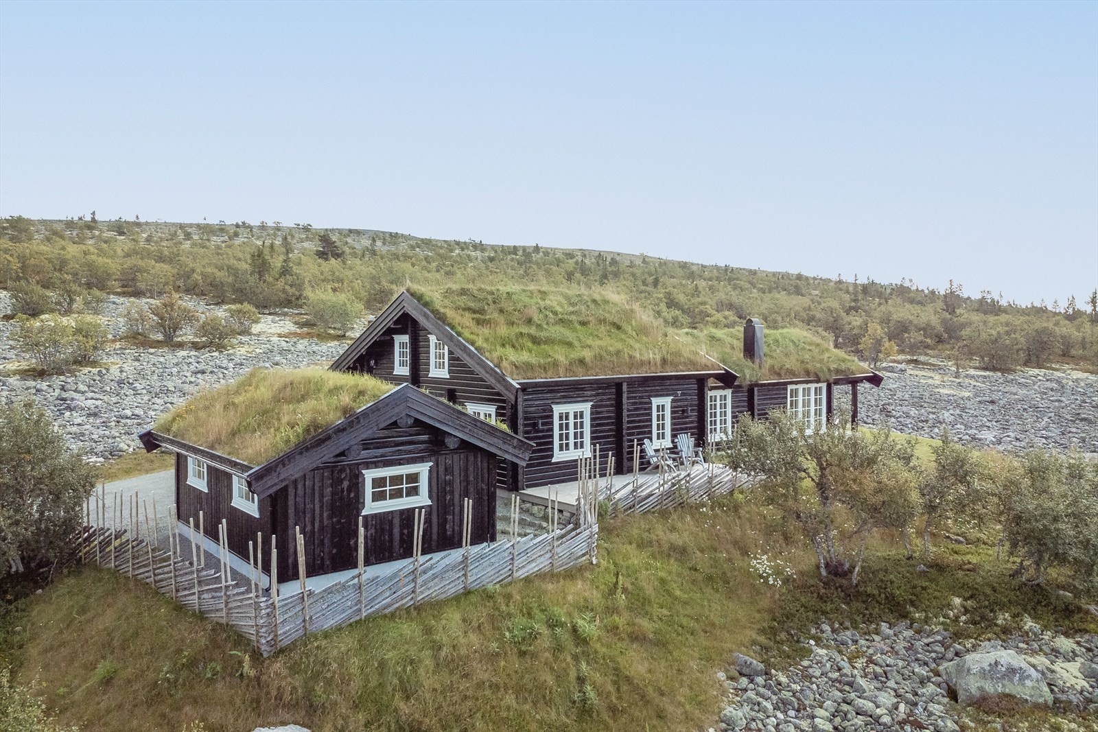 Eiendommen er delvis innhegnet med skigard som ble satt opp i 2018. Galleribilde