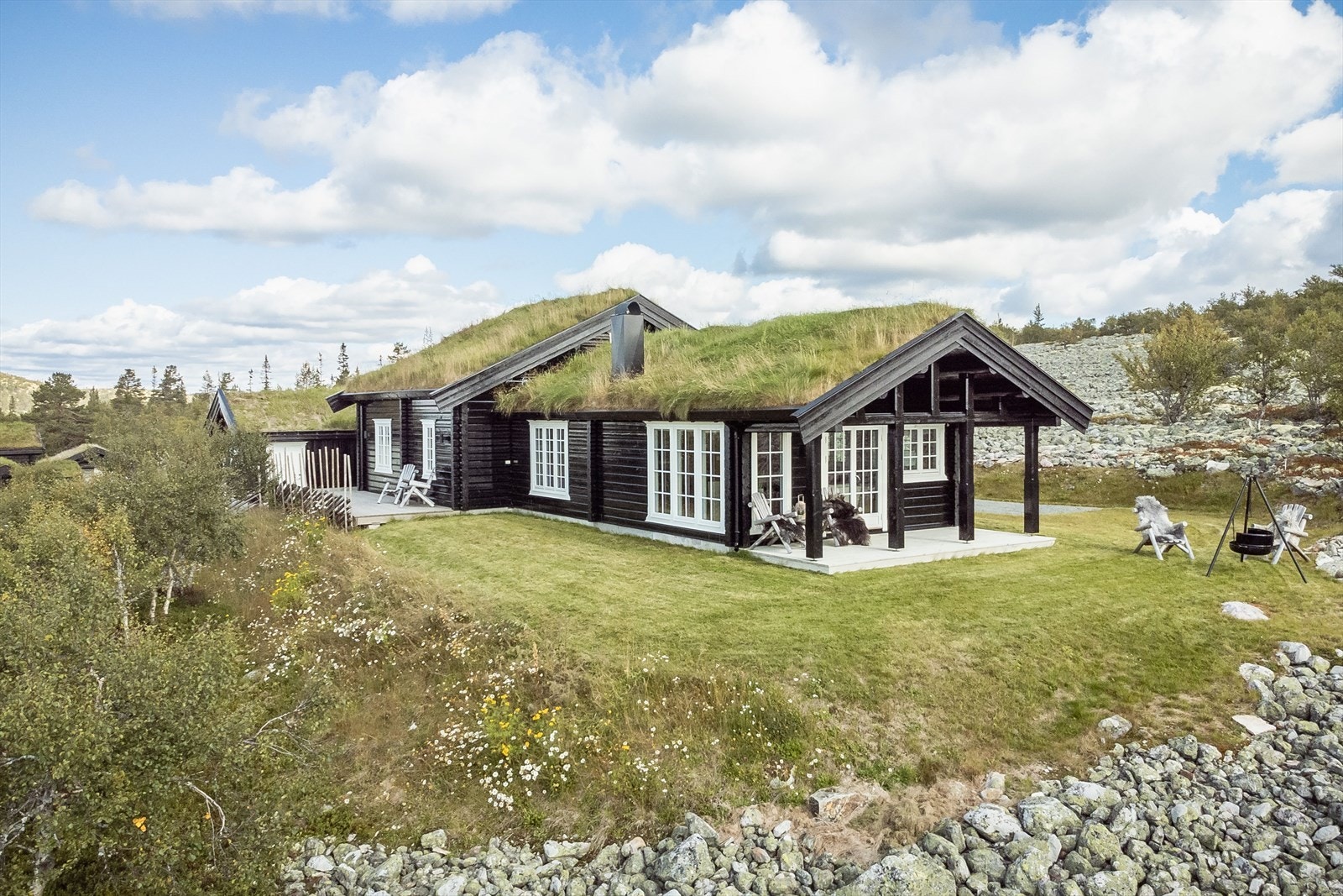 På vestsiden av hytta og i front mot utsikten ble det også bygget en terrasseplatting på ca. 19m² i 2018. Galleribilde