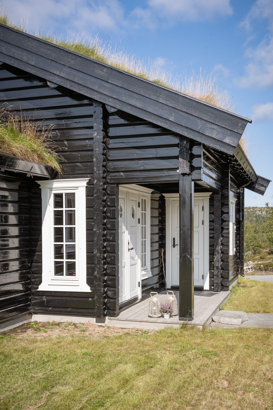 Du ønskes velkommen inn via et hyggelig overbygget inngangsparti med en terrasseplatting på ca. 5m². Her har du også adkomst til en praktisk bod/teknisk rom på ca. 4m². Galleribilde