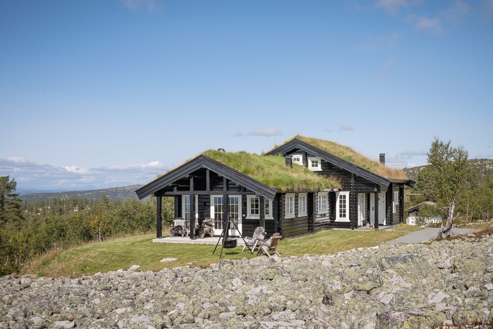 En stor og flott fritidseiendom med svært attraktiv beliggenhet øverst på hyttefeltet med fantastiske sol- og utsiktsforhold. Galleribilde