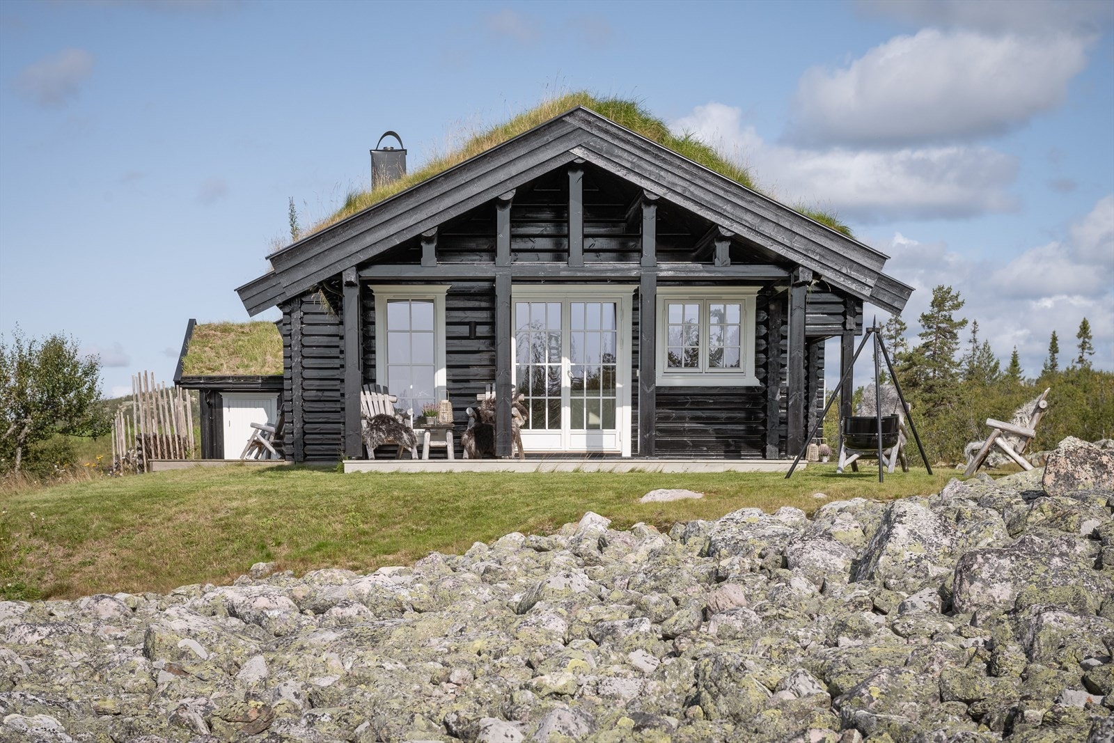 Den sydvendte terrassen er overbygget, har terrassebord på gulv og plass til sittegruppe etter eget ønske. Utenfor terrassen er det uteområde opparbeidet med plen. Galleribilde