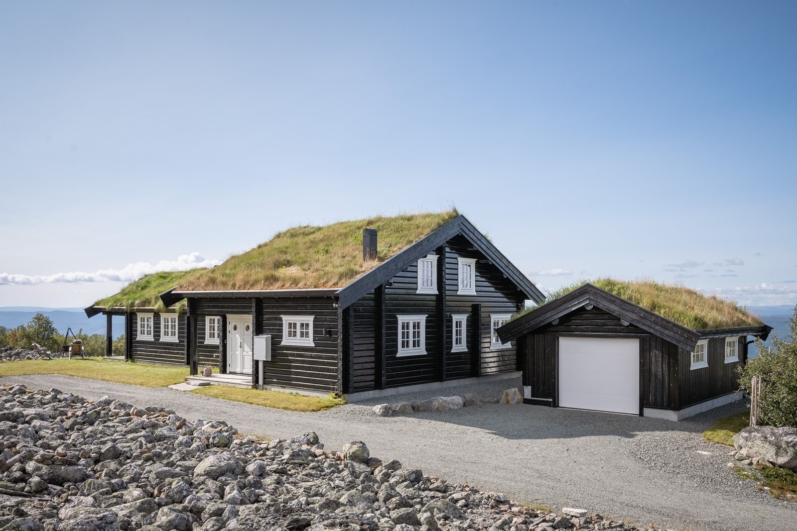 Eiendommen er bebygd med en lekker laftehytte fra 2016 og garasje. Det er montert ladeboks for elbil i garasjen. Galleribilde