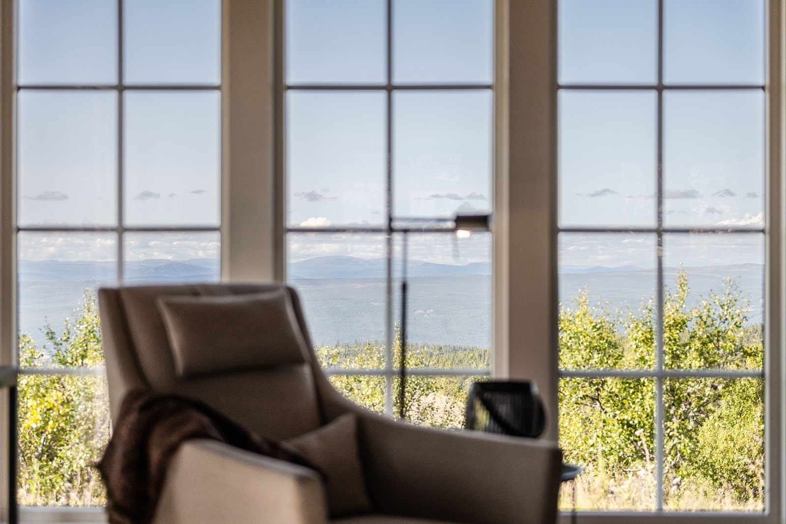 Flere store vindusflater sørger for rikelig med naturlig lys og åpner opp for den fantastisk flotte og natuskjønne utsikten. Galleribilde
