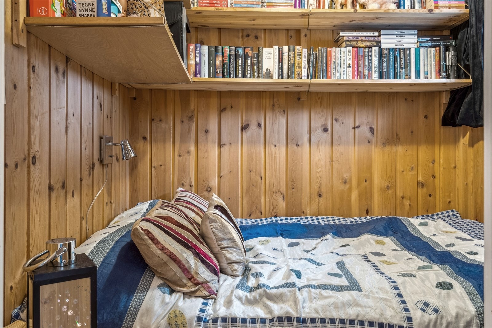 Kjelleren består av en sovealkove med plass til dobbel seng. Her er det montert hyller for oppbevaring over sengen. Galleribilde