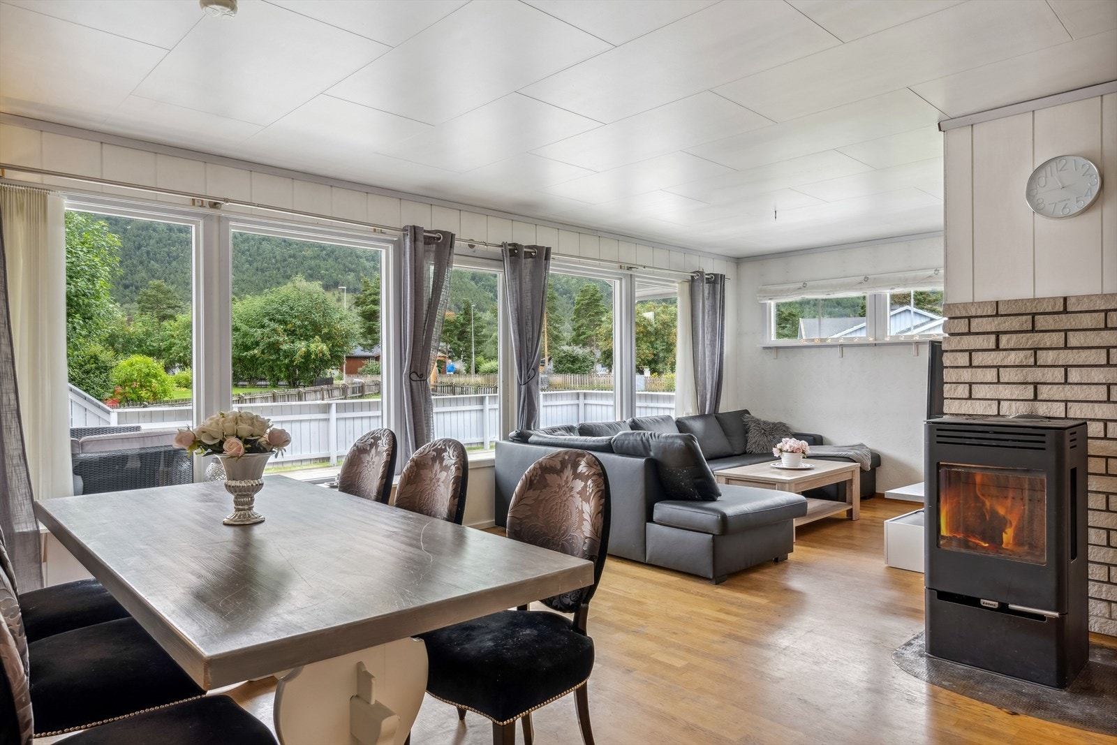 Lys og trivelig stue med god plass til å innrede med ulike sittegrupper. Galleribilde