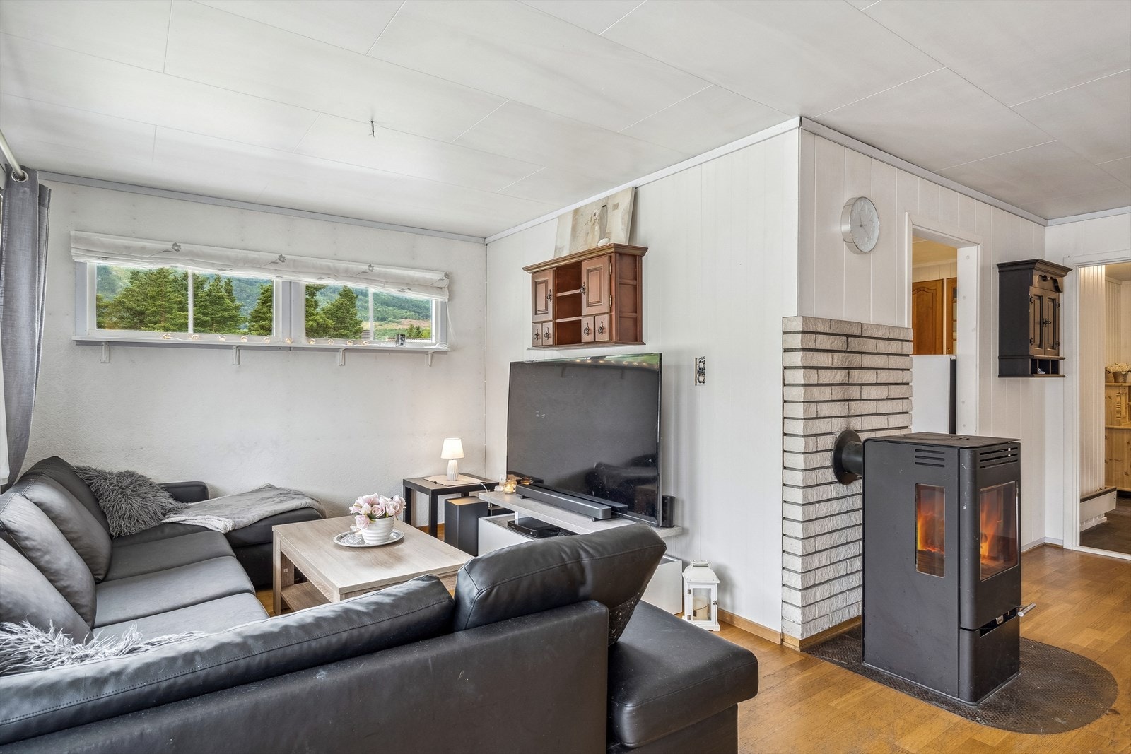 Midt i stuen er det en peisovn for oppvarming. Galleribilde