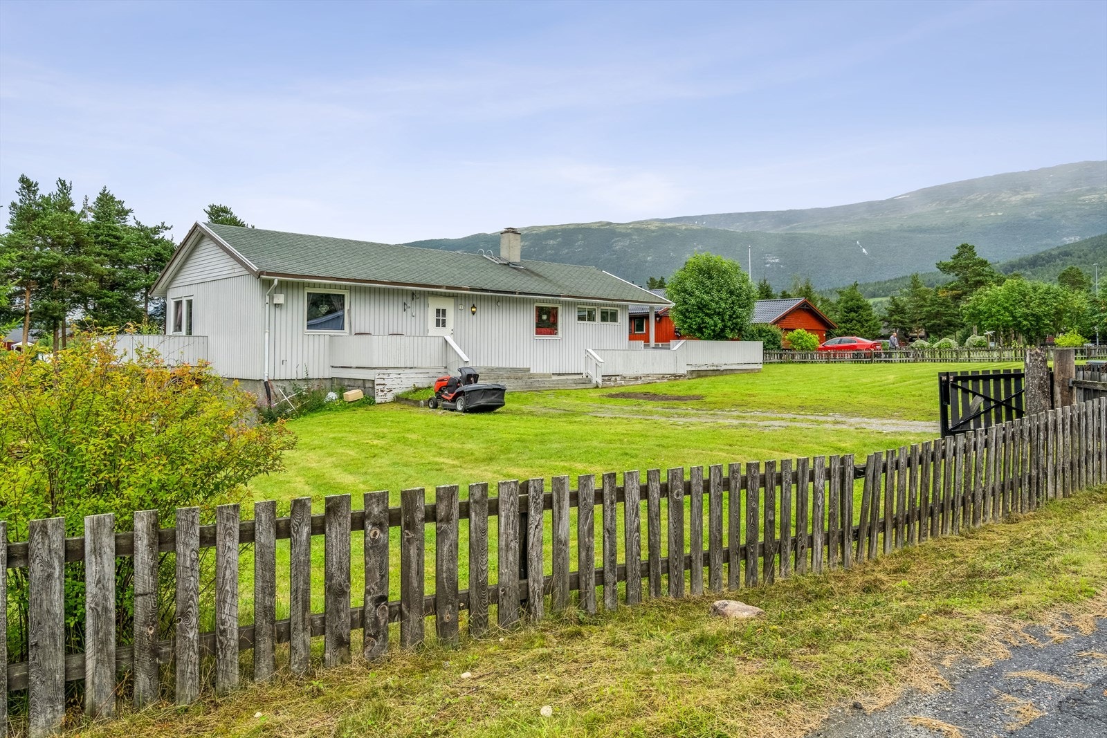 Ligger i et veletablert boligfelt i rolige og barnevennlige omgivelser. Galleribilde