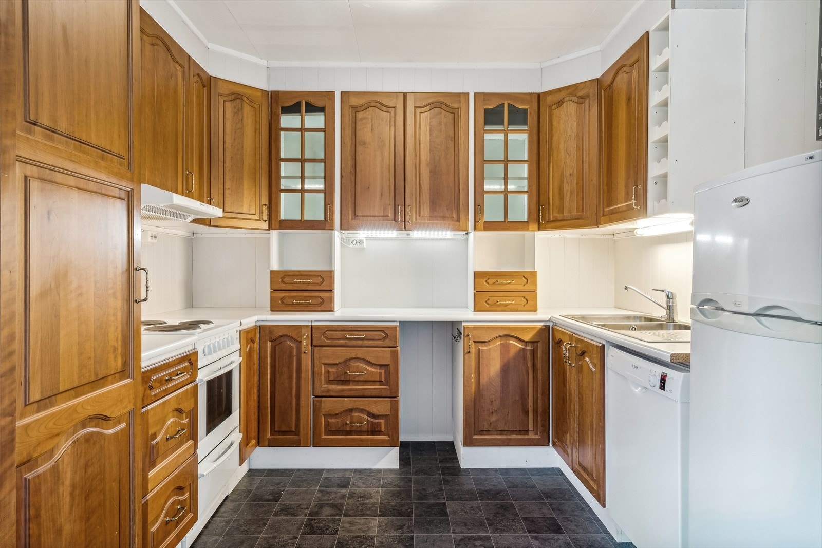Romslig kjøkken med god plass til spisebord. Galleribilde