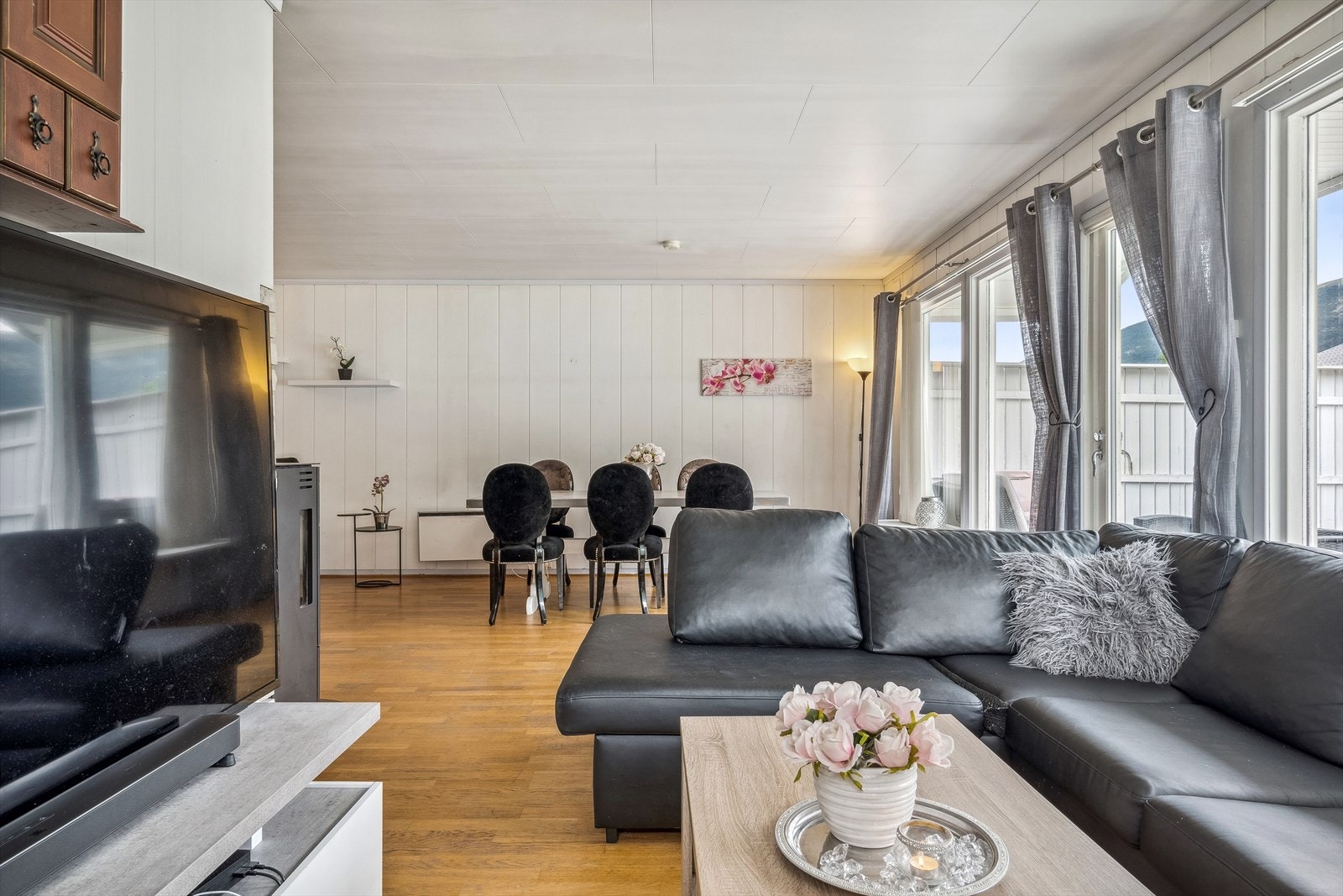 tuen har store vindusflater langs en hel vegg som gir rikelig med naturlig lys. Galleribilde