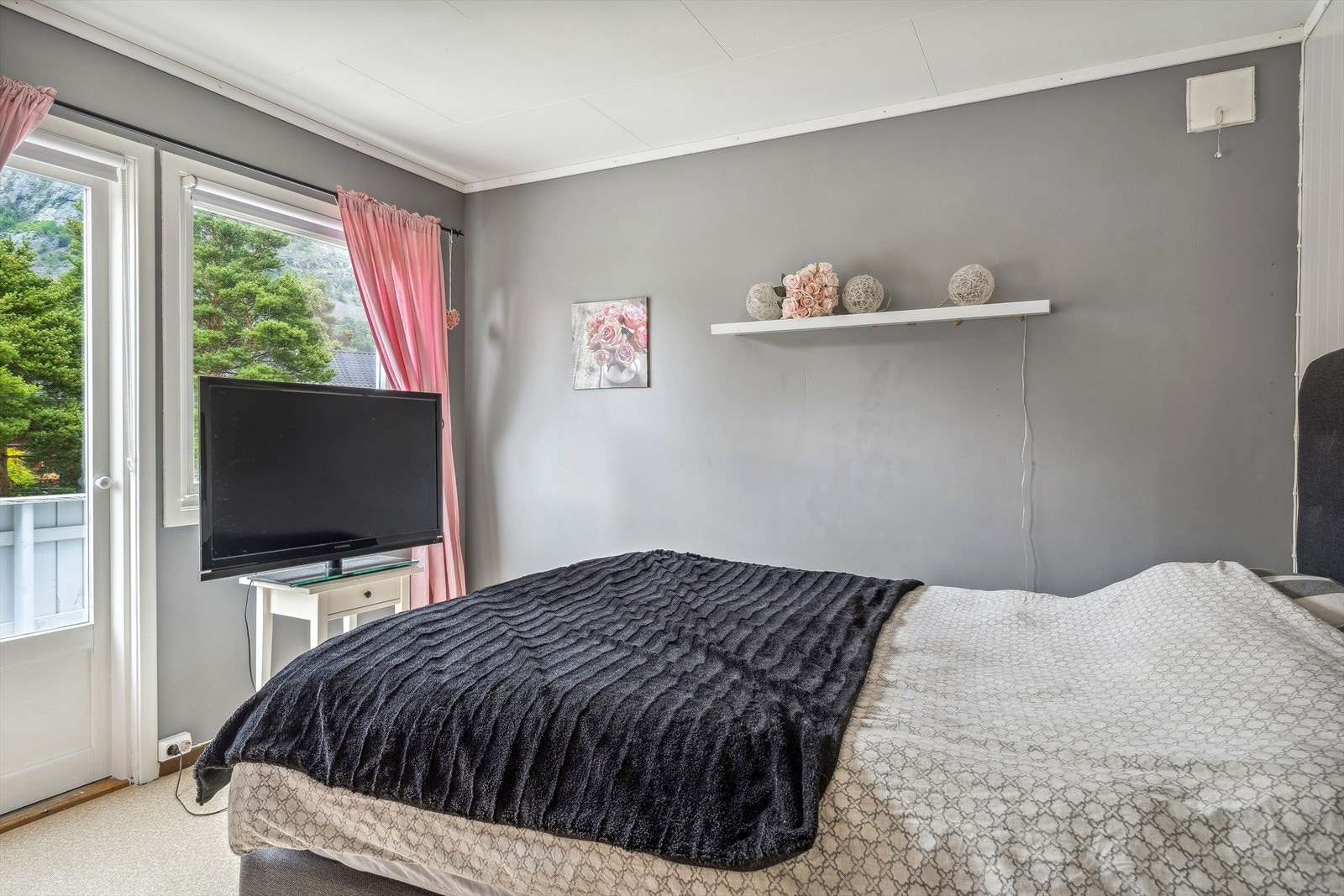 1. etasje består av 3 romslige soverom som kan innredes med senger i ulike størrelser ut ifra eget behov og ønske. Galleribilde