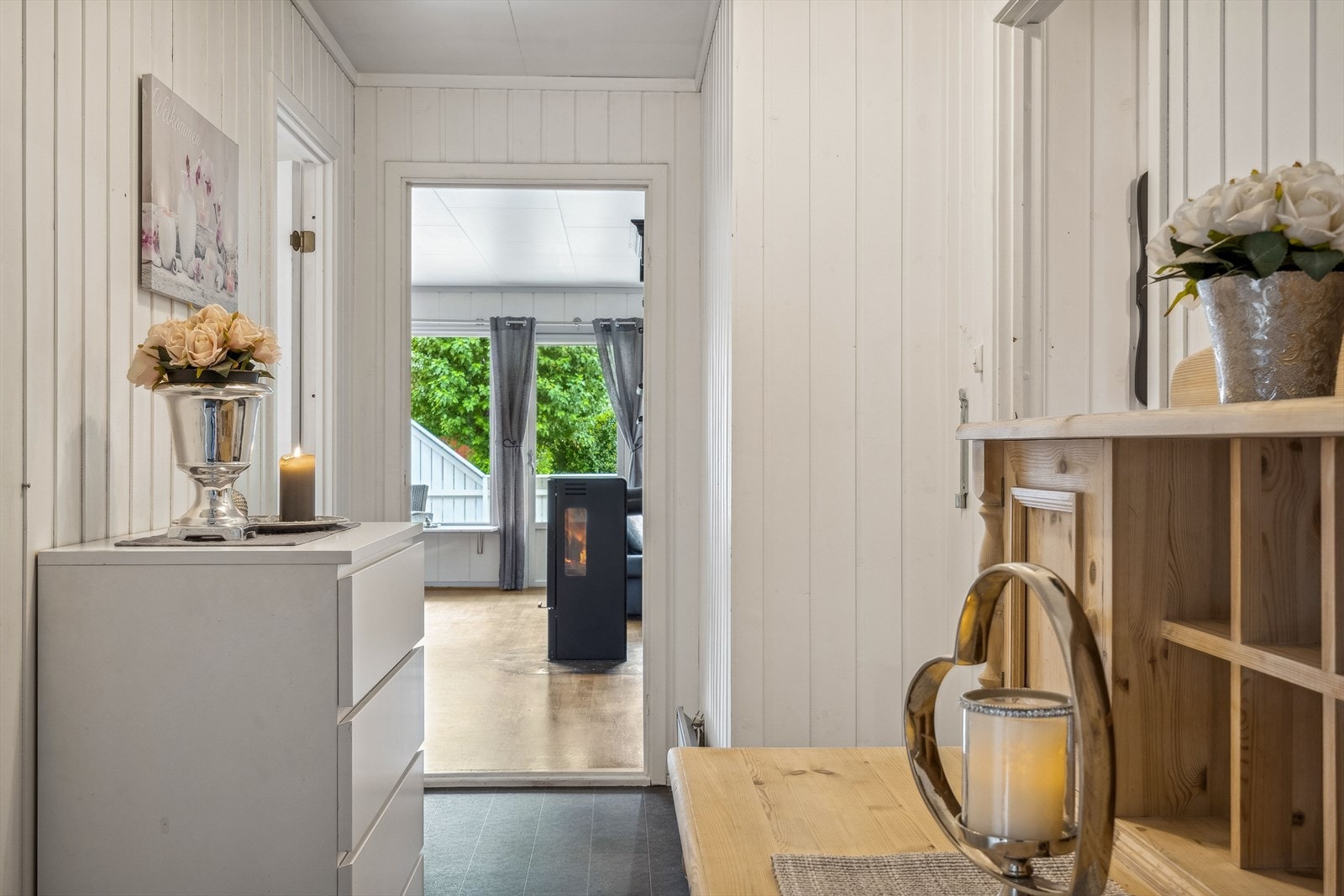 Gang og entre har god plass for oppbevaring av yttertøy/garderobe. Galleribilde