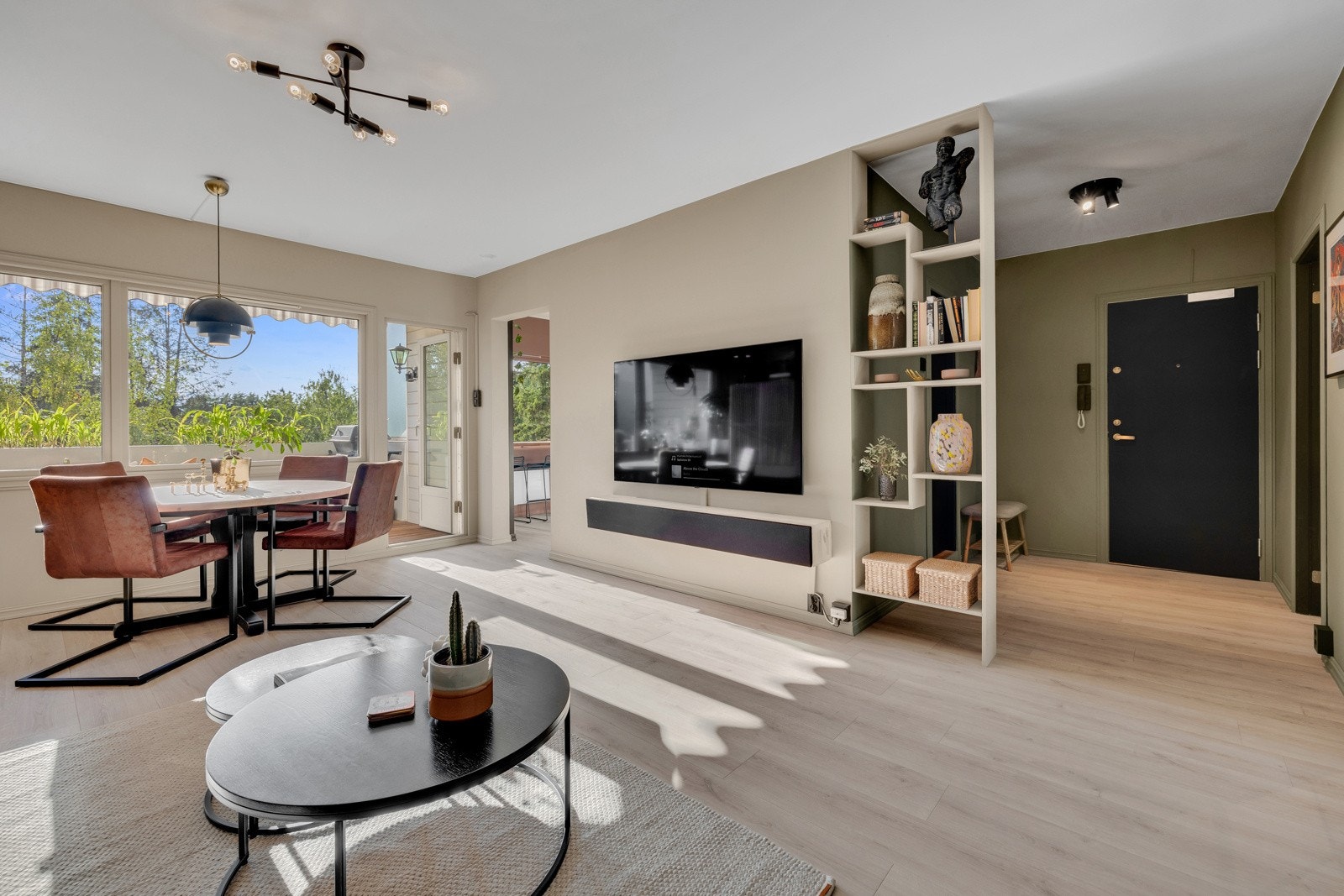 I 2020 ble vegg mellom entré og stue revet for en åpen, luftig atmosfære Galleribilde