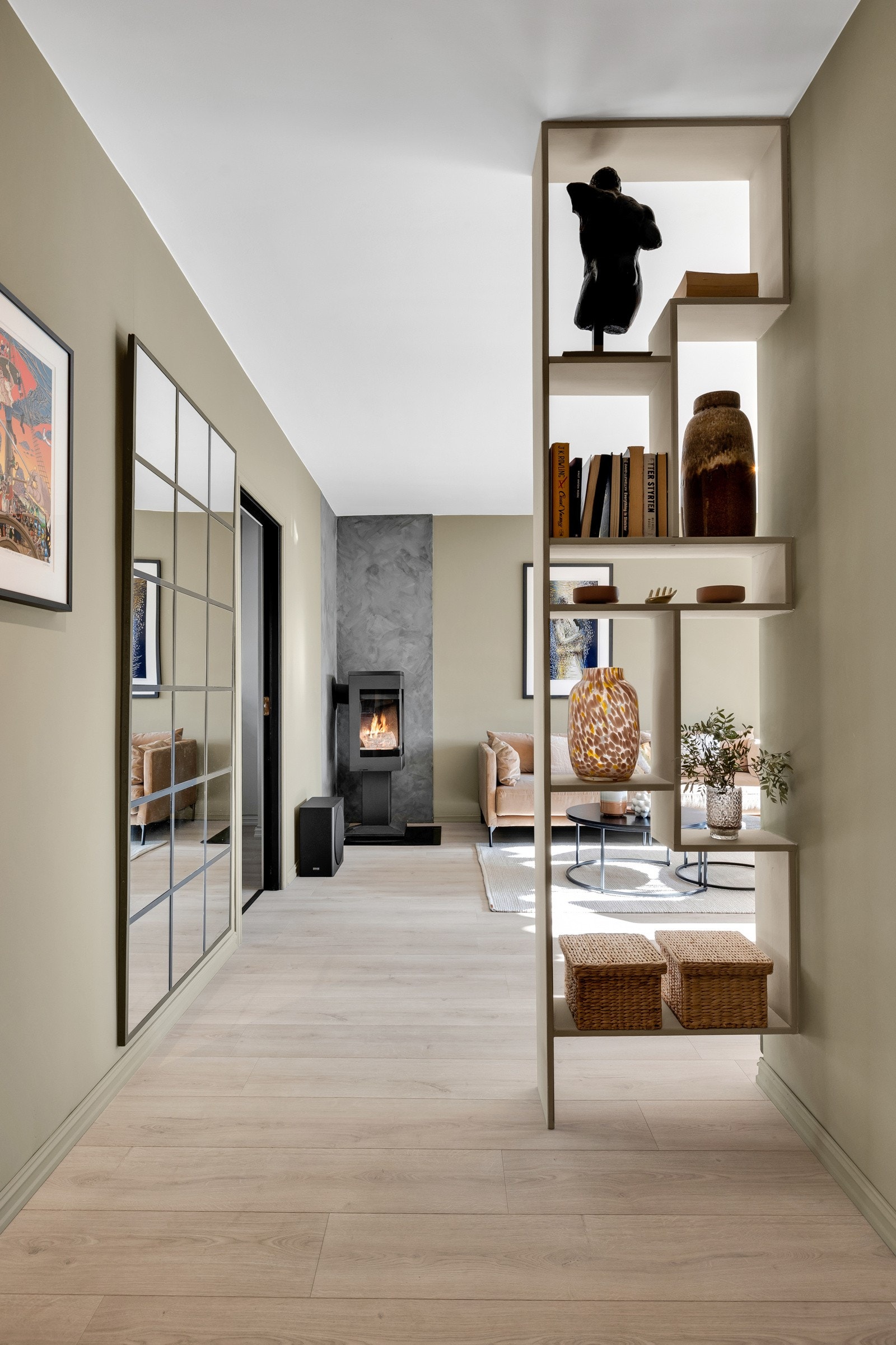 I den forbindelse ble ene veggen inn mot stuen fjernet slik at leiligheten fikk en mer åpen følelse Galleribilde