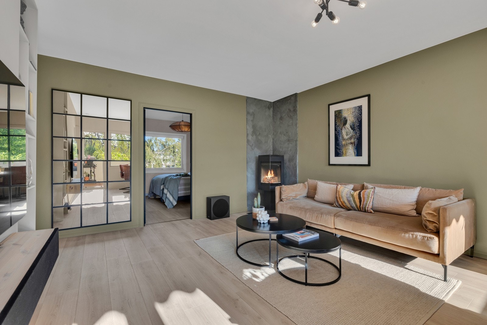 Stuen har en tidsriktig og rentbrennende peisovn fra Nordpeis i hjørnet Galleribilde