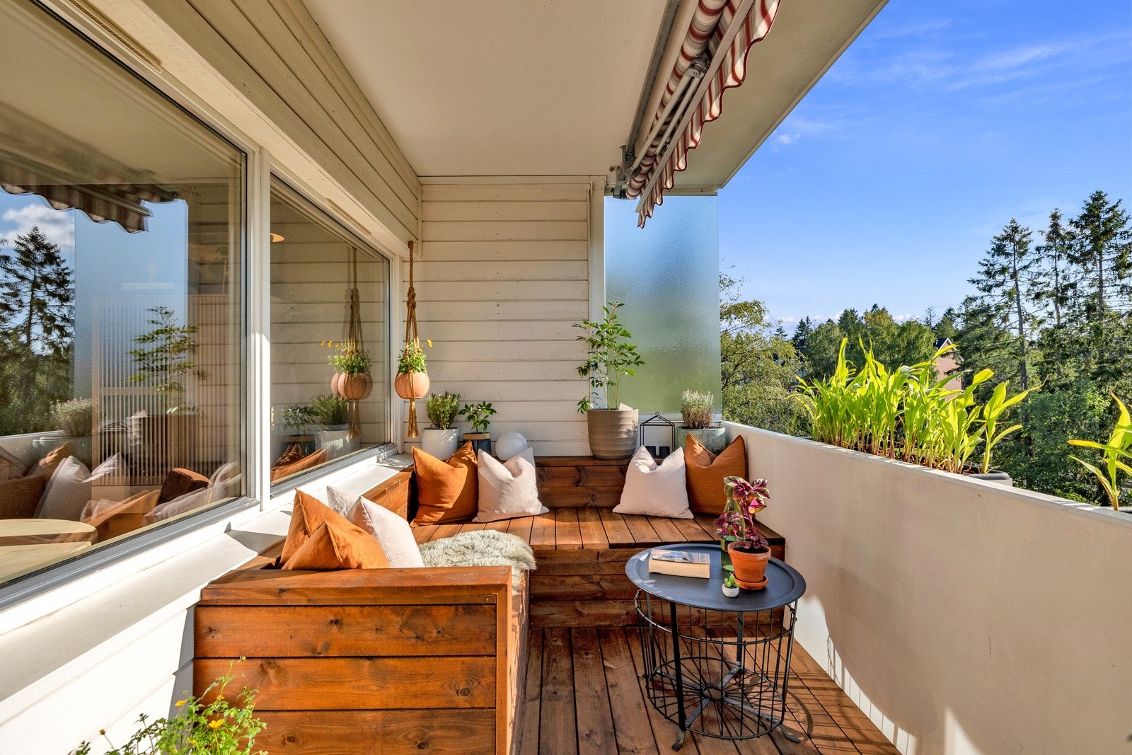 Balkongen er vestvendt og overbygd og er på ca. 7,5 kvm Galleribilde