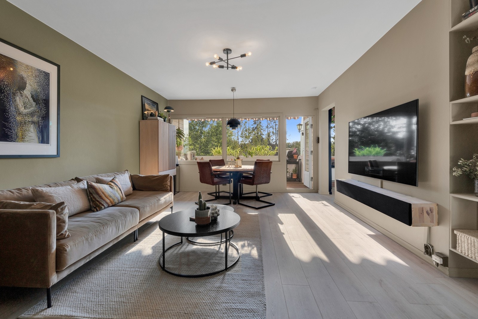 Gode vindusflater på den vestvendte endeveggen gir behagelige lysforhold Galleribilde