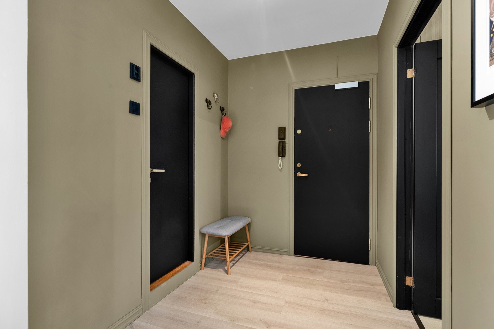 Leiligheten ligger i tredje etasje med inngang til en meget pen entré som ble pusset opp i 2020 Galleribilde