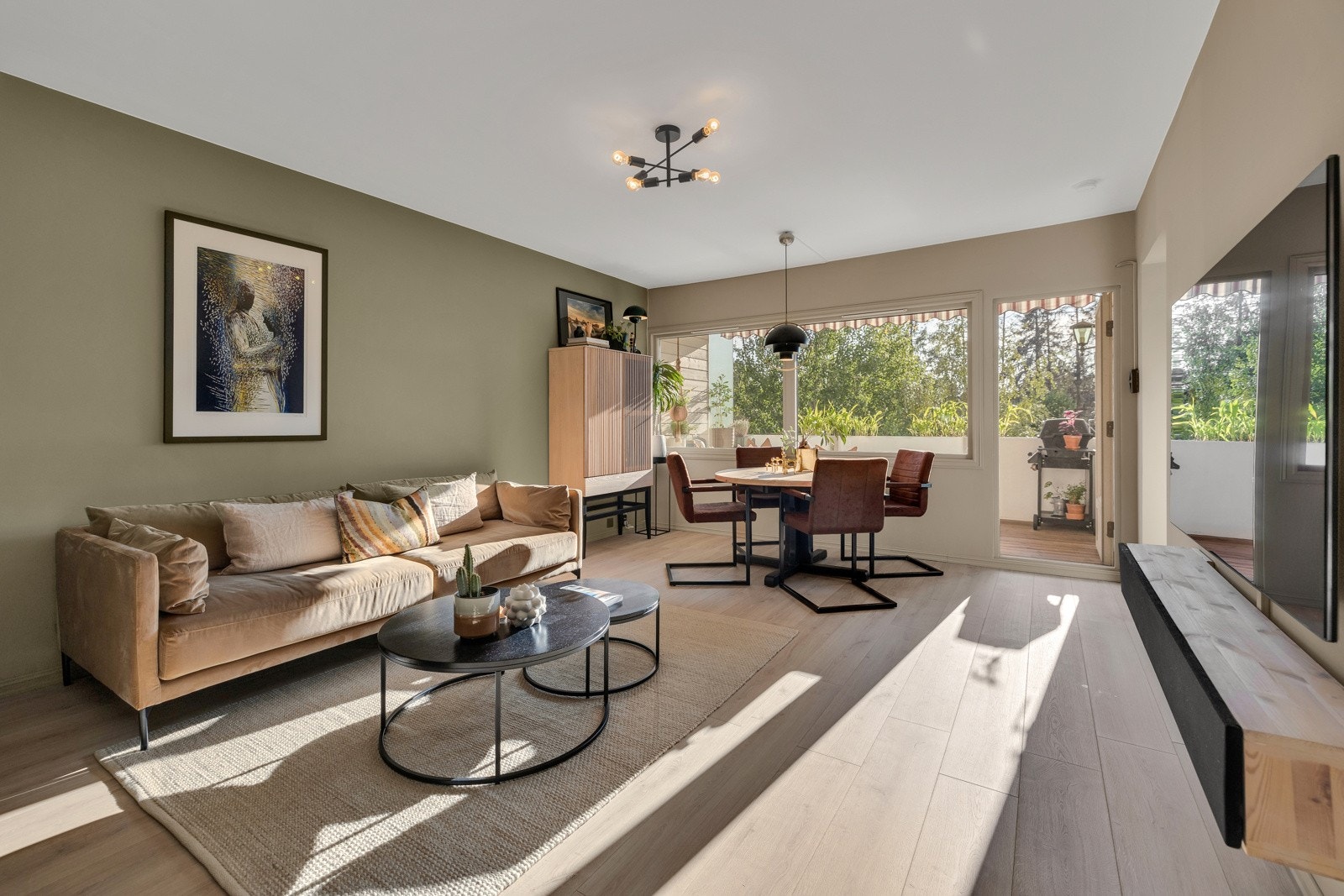 Stuen ble pusset opp i 2020 med nytt laminatgulv Galleribilde