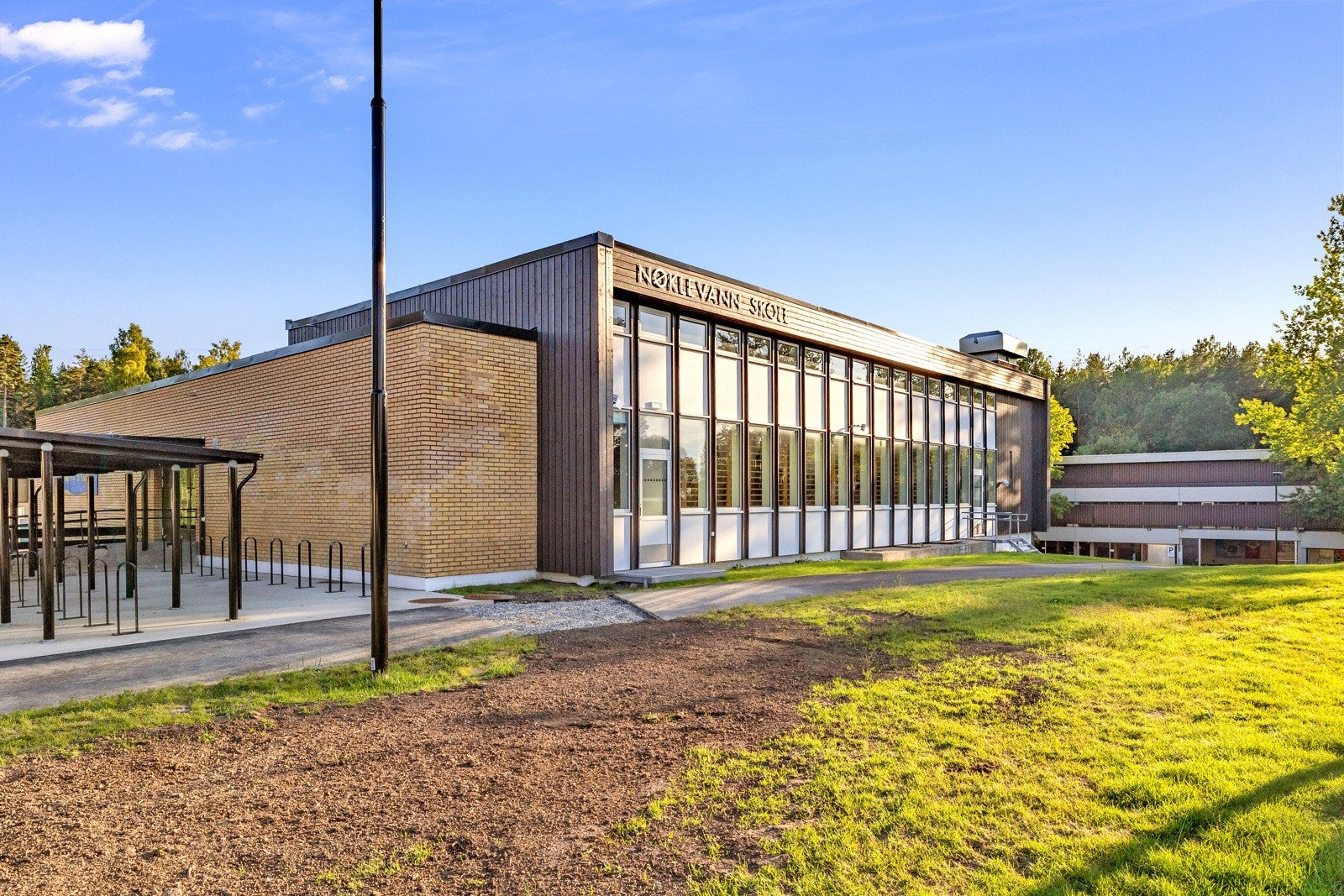 Leiligheten har kort gangavstand til Nøklevann barneskole Galleribilde