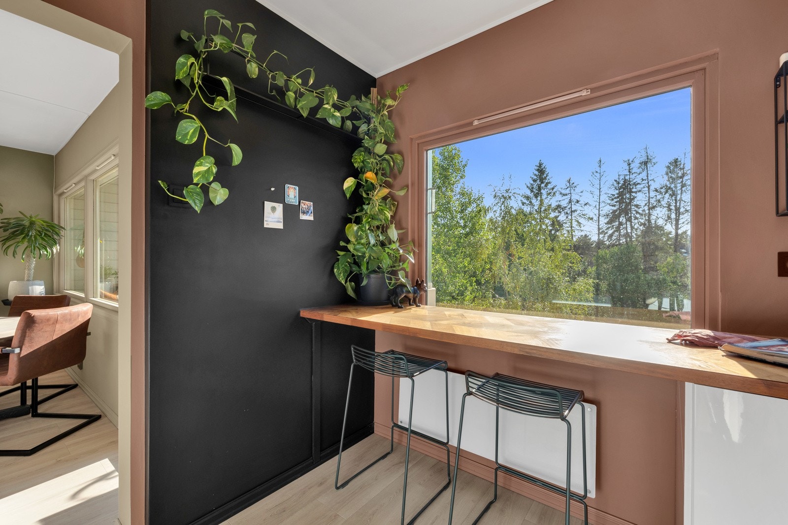 Det er spiseplass med barløsning under vinduet Galleribilde