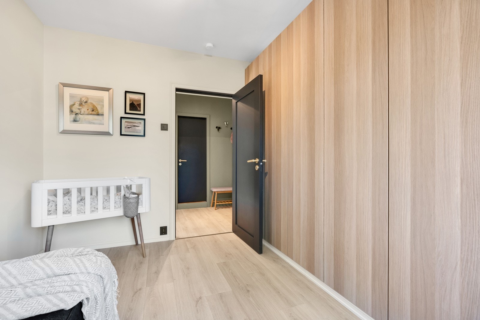 Det kan også benyttes som kontor, og det er en satt opp en stor garderobe. Galleribilde