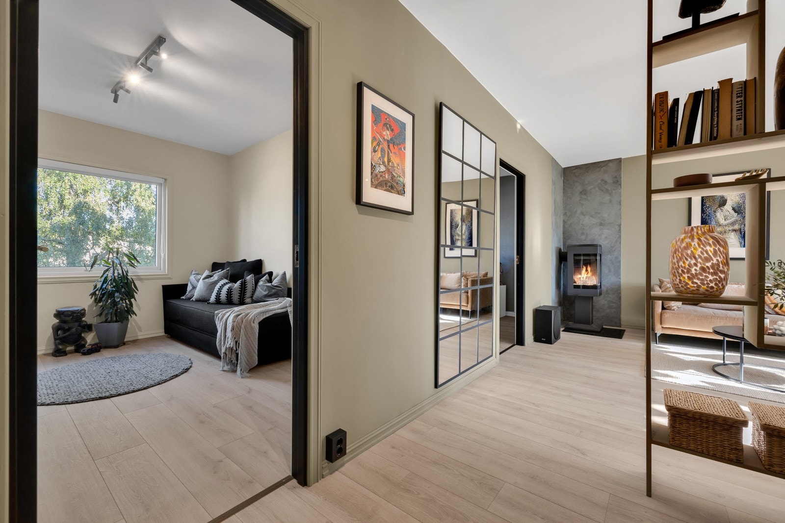 Det er gjennomgående likt gulv i hele leiligheten Galleribilde