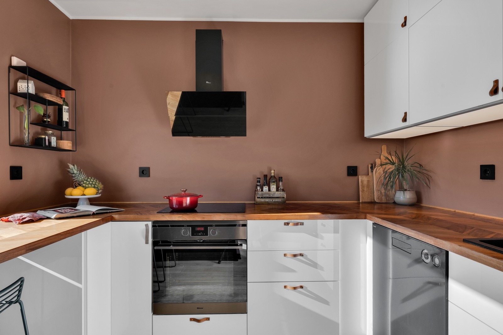 Innredningen er i moderne stil som kler leiligheten godt med lyse, glatte fronter, benkeplate av heltre som gir godt med arbeidsplass, samt nedfelt oppvaskkum av kompositt Galleribilde