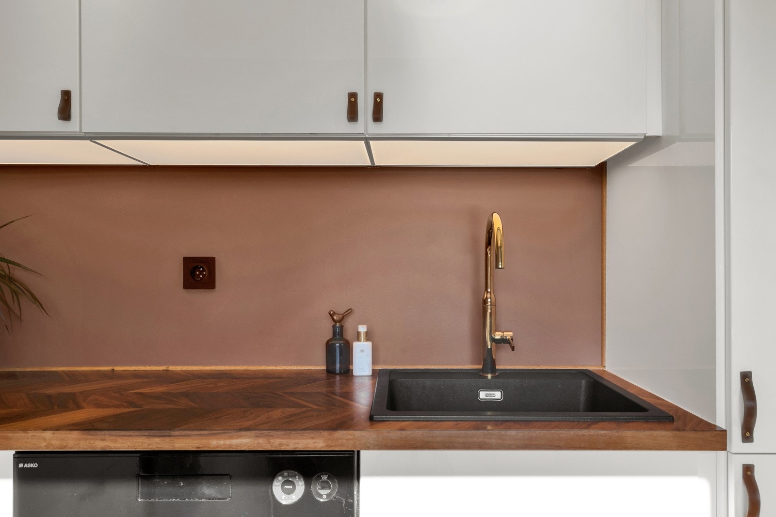 Integrert i innredningen er det platetopp, stekeovn, kjøl/frys og opplegg for oppvaskmaskin Galleribilde
