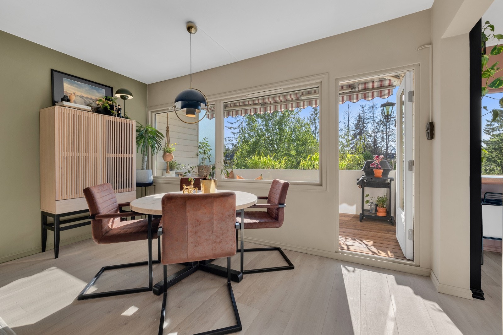 Her er det også utgang til den solrike balkongen Galleribilde