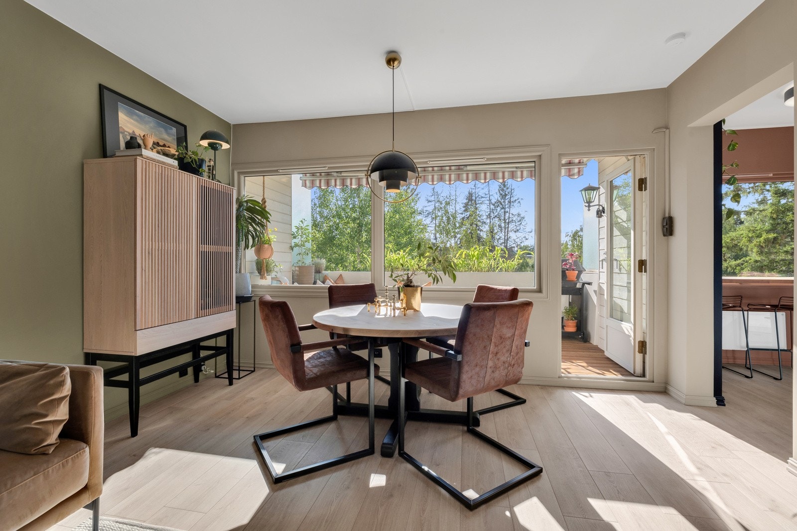 Det er plass til både sofagruppe, tv-møbel og spisebord Galleribilde